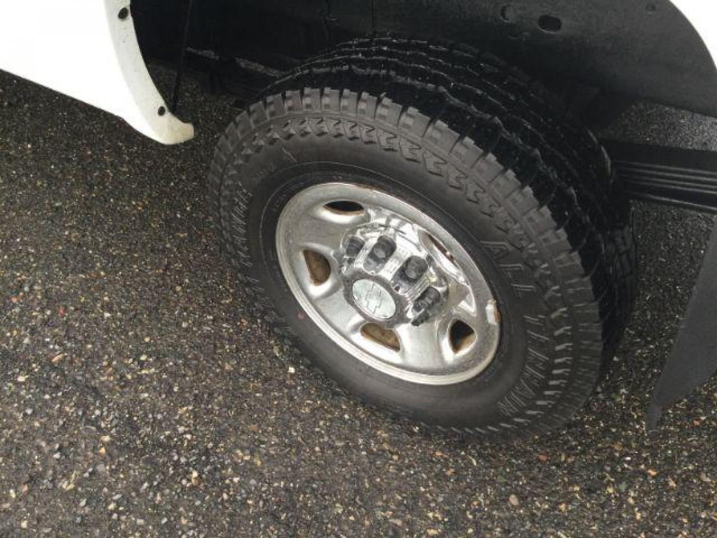 2006 Summit White /Dark Charcoal Chevrolet Silverado 2500HD LT Regular Cab 4x4 (1GCHK24D46E) with an Duramax 6.6L V-8 diesel direct injection engine, 6-Speed Automatic transmission, located at 1801 Main Street, Lewiston, 83501, (208) 743-9371, 46.417065, -117.004799 - Photo#13