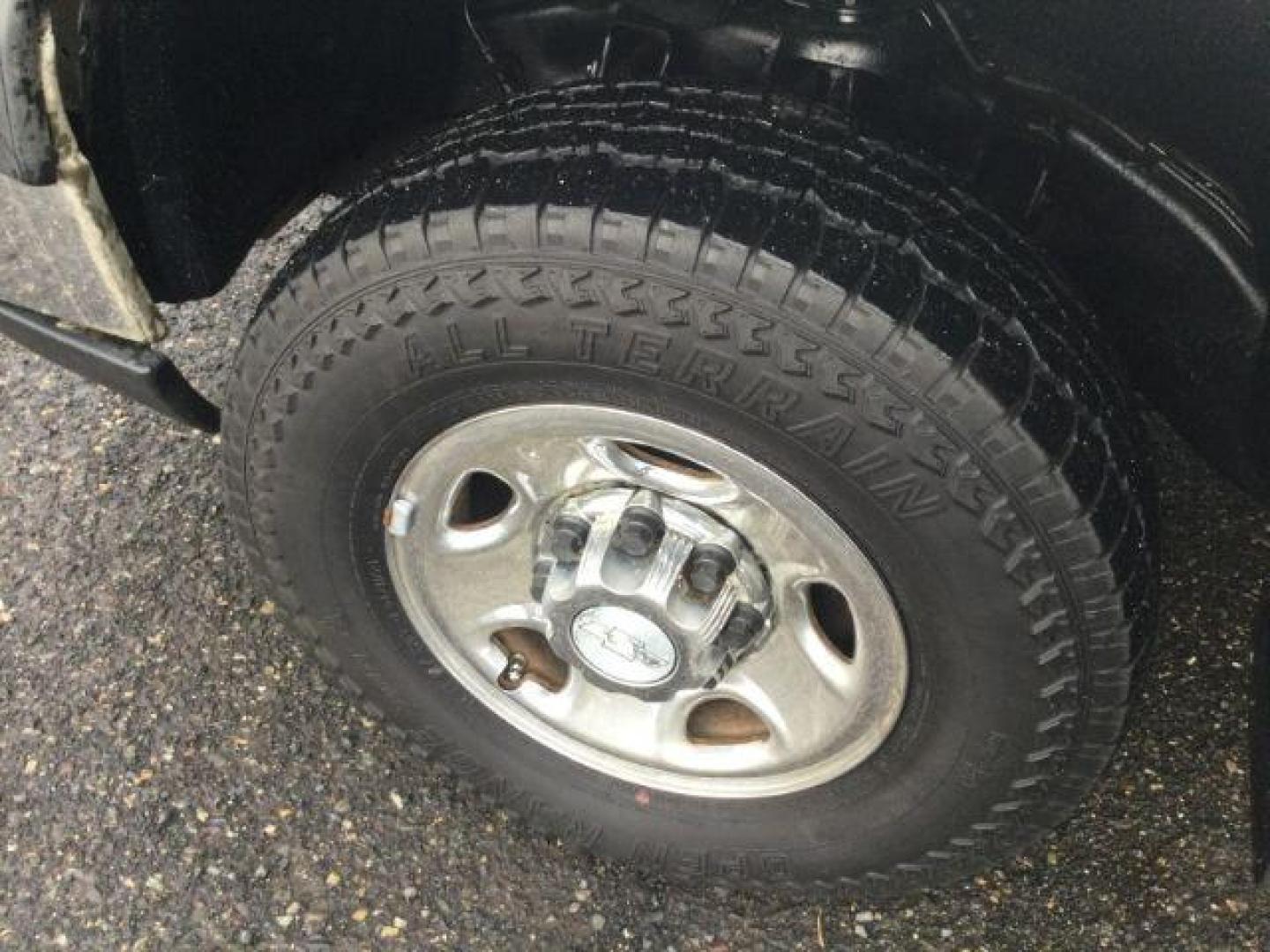 2006 Summit White /Dark Charcoal Chevrolet Silverado 2500HD LT Regular Cab 4x4 (1GCHK24D46E) with an Duramax 6.6L V-8 diesel direct injection engine, 6-Speed Automatic transmission, located at 1801 Main Street, Lewiston, 83501, (208) 743-9371, 46.417065, -117.004799 - Photo#14