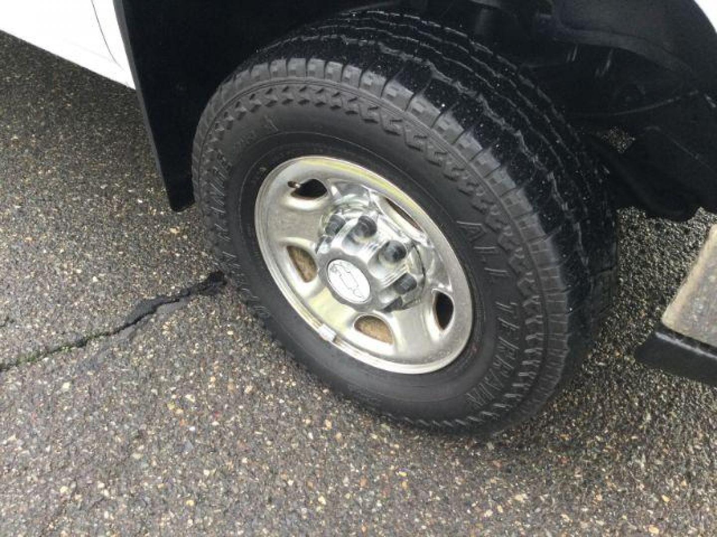 2006 Summit White /Dark Charcoal Chevrolet Silverado 2500HD LT Regular Cab 4x4 (1GCHK24D46E) with an Duramax 6.6L V-8 diesel direct injection engine, 6-Speed Automatic transmission, located at 1801 Main Street, Lewiston, 83501, (208) 743-9371, 46.417065, -117.004799 - Photo#15