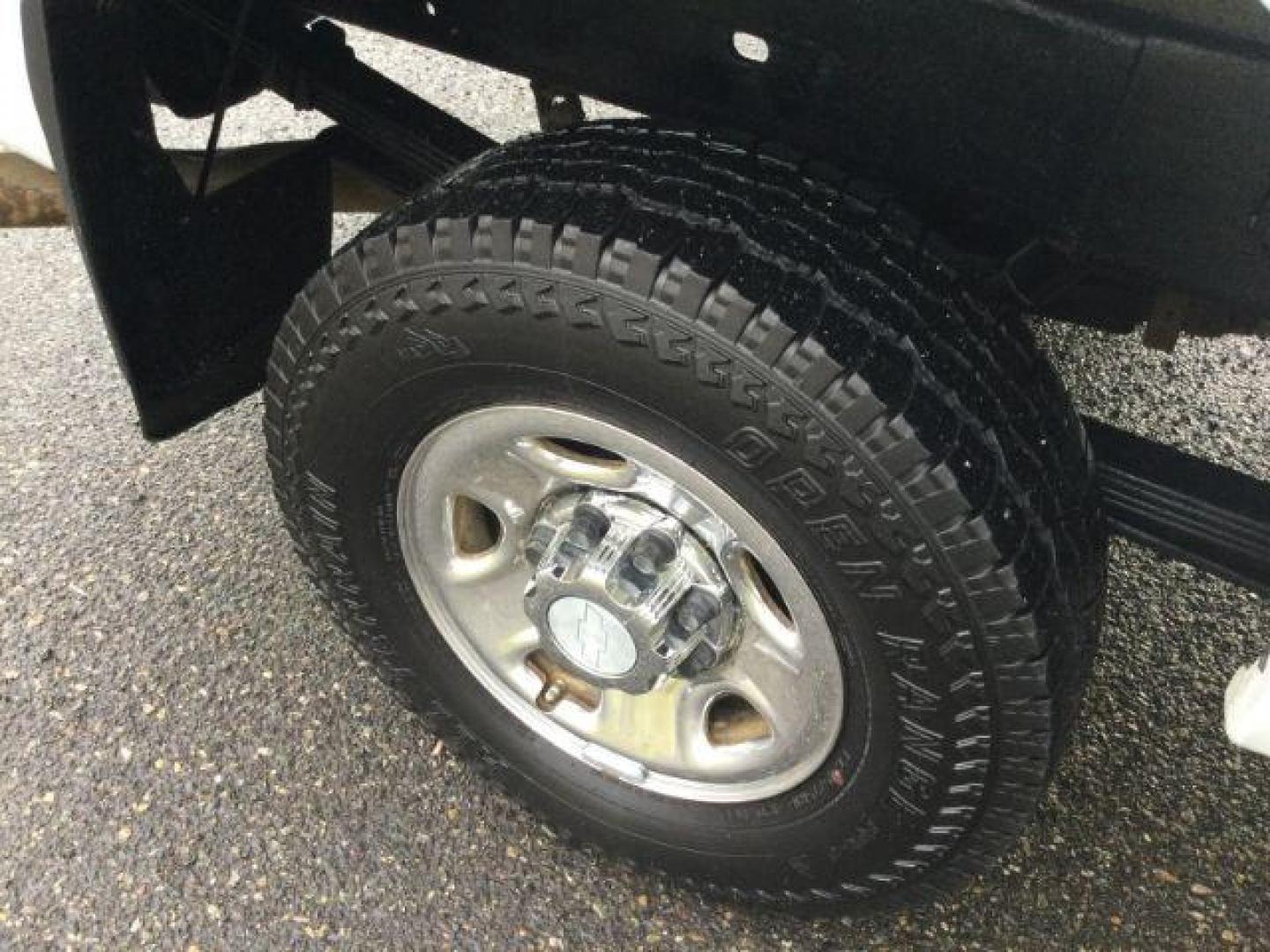 2006 Summit White /Dark Charcoal Chevrolet Silverado 2500HD LT Regular Cab 4x4 (1GCHK24D46E) with an Duramax 6.6L V-8 diesel direct injection engine, 6-Speed Automatic transmission, located at 1801 Main Street, Lewiston, 83501, (208) 743-9371, 46.417065, -117.004799 - Photo#16