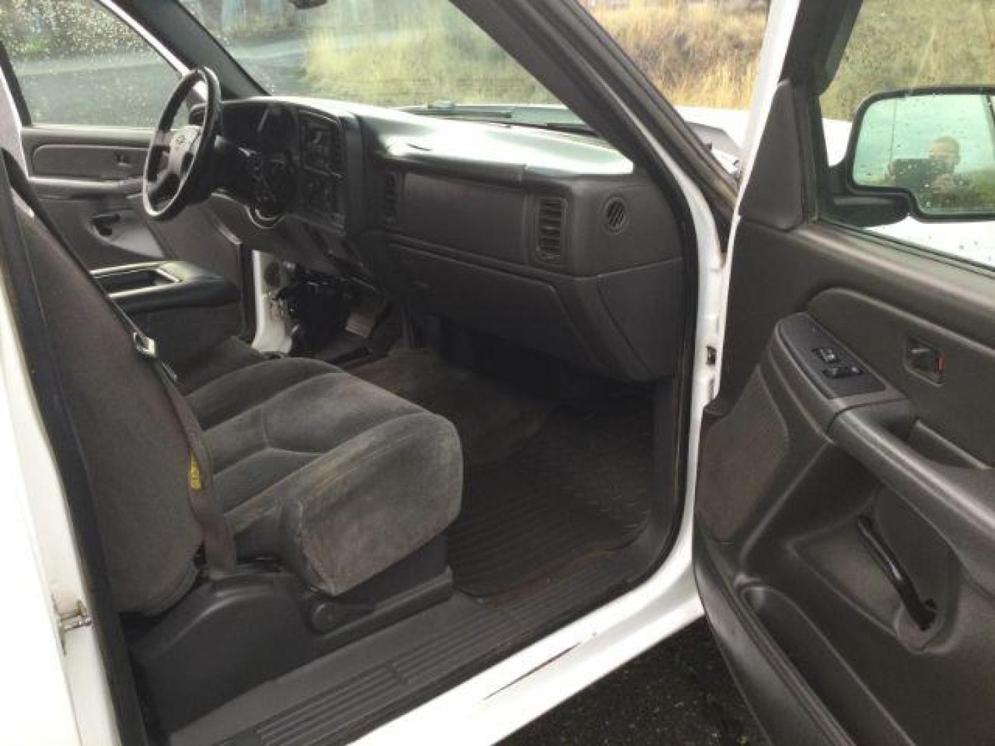2006 Summit White /Dark Charcoal Chevrolet Silverado 2500HD LT Regular Cab 4x4 (1GCHK24D46E) with an Duramax 6.6L V-8 diesel direct injection engine, 6-Speed Automatic transmission, located at 1801 Main Street, Lewiston, 83501, (208) 743-9371, 46.417065, -117.004799 - Photo#17
