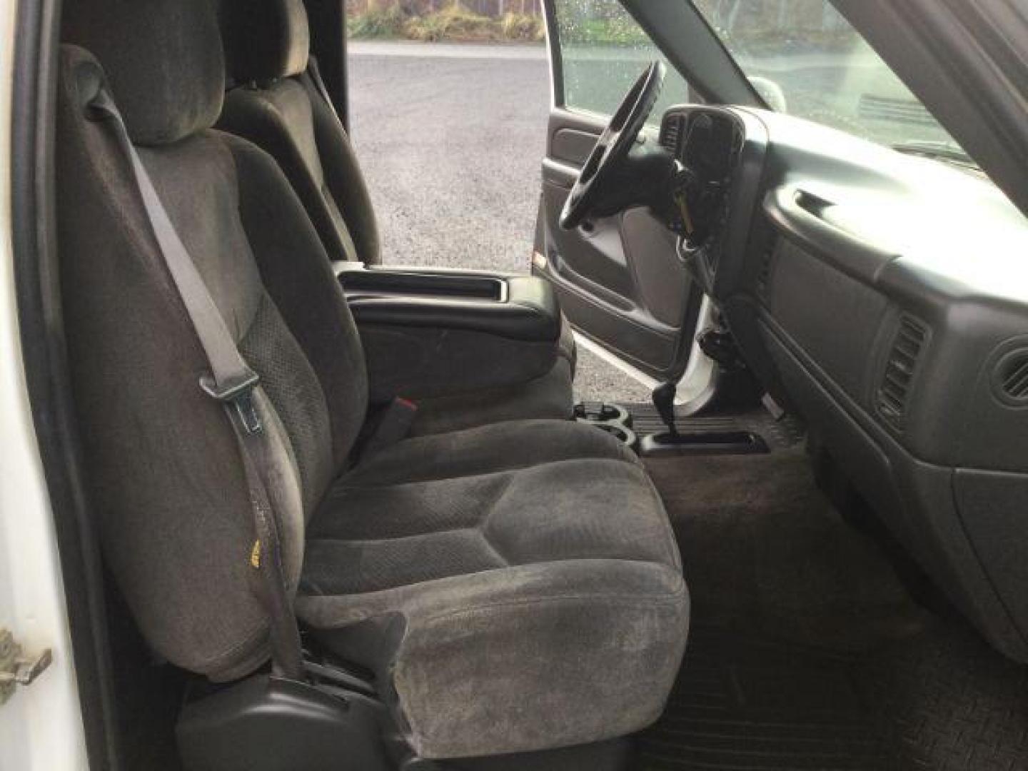 2006 Summit White /Dark Charcoal Chevrolet Silverado 2500HD LT Regular Cab 4x4 (1GCHK24D46E) with an Duramax 6.6L V-8 diesel direct injection engine, 6-Speed Automatic transmission, located at 1801 Main Street, Lewiston, 83501, (208) 743-9371, 46.417065, -117.004799 - Photo#18