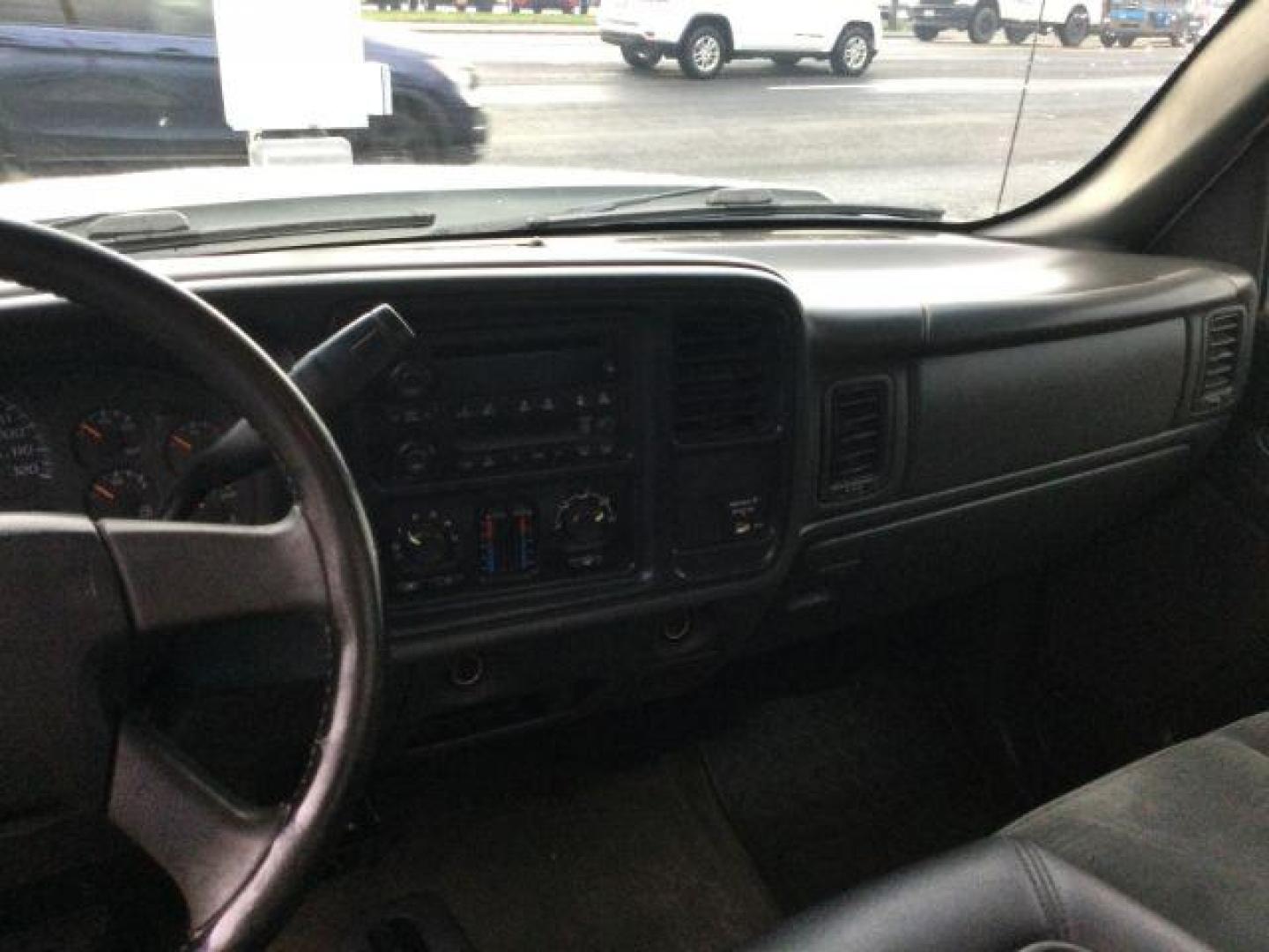 2006 Summit White /Dark Charcoal Chevrolet Silverado 2500HD LT Regular Cab 4x4 (1GCHK24D46E) with an Duramax 6.6L V-8 diesel direct injection engine, 6-Speed Automatic transmission, located at 1801 Main Street, Lewiston, 83501, (208) 743-9371, 46.417065, -117.004799 - Photo#19