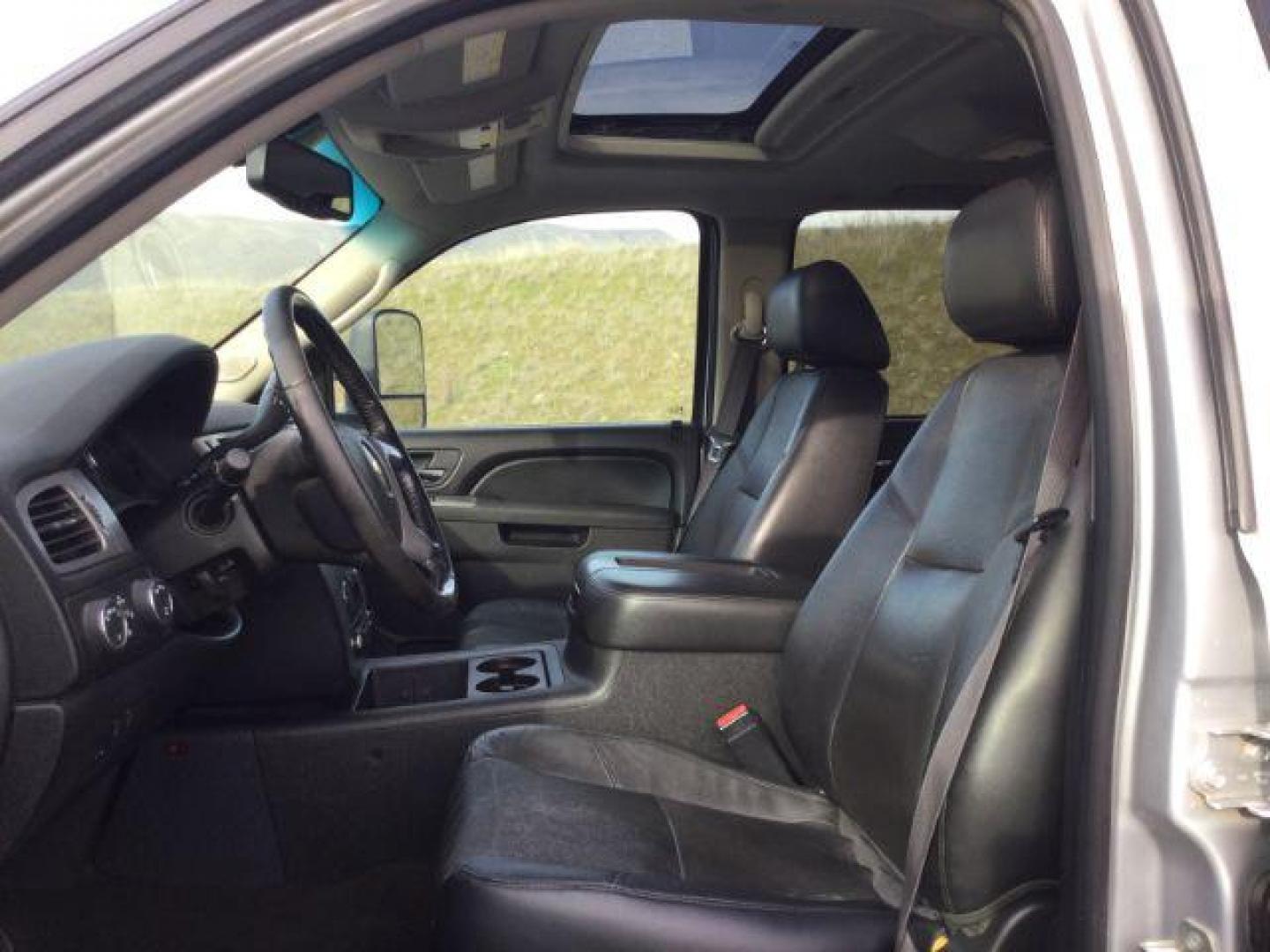 2012 Silver Ice Metallic /Ebony Chevrolet Silverado 2500HD LTZ (1GC1KYE82CF) with an Duramax 6.6L V-8 diesel direct injection engine, 6-Speed Automatic transmission, located at 1801 Main Street, Lewiston, 83501, (208) 743-9371, 46.417065, -117.004799 - Photo#4