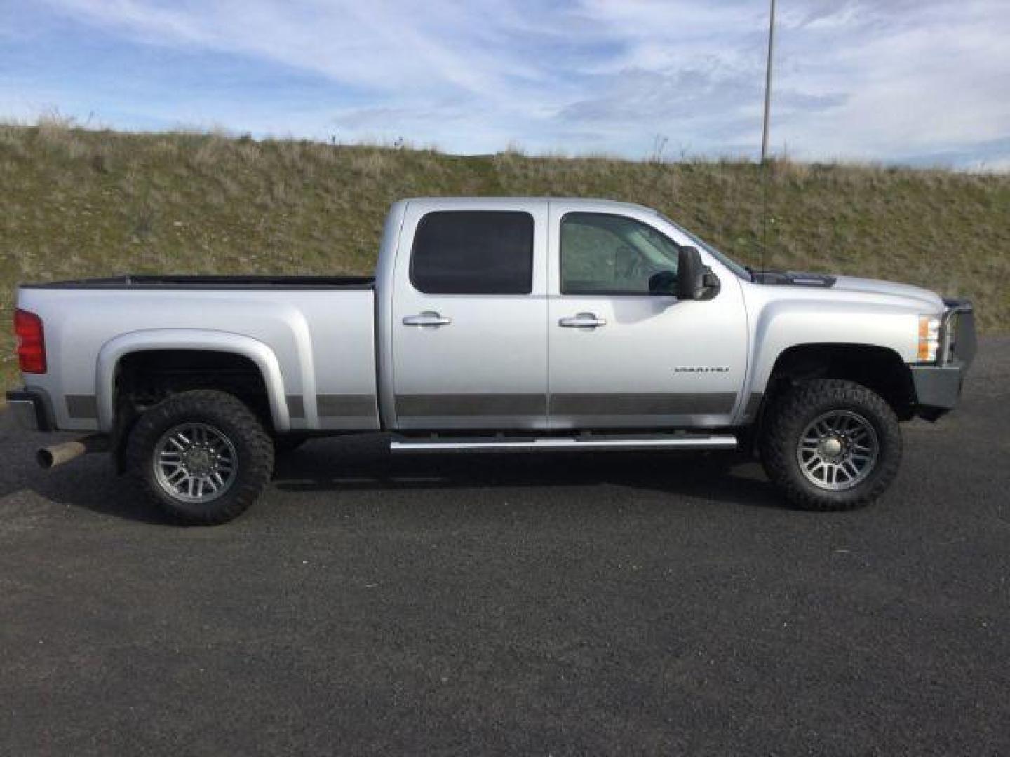 2012 Silver Ice Metallic /Ebony Chevrolet Silverado 2500HD LTZ (1GC1KYE82CF) with an Duramax 6.6L V-8 diesel direct injection engine, 6-Speed Automatic transmission, located at 1801 Main Street, Lewiston, 83501, (208) 743-9371, 46.417065, -117.004799 - Photo#8