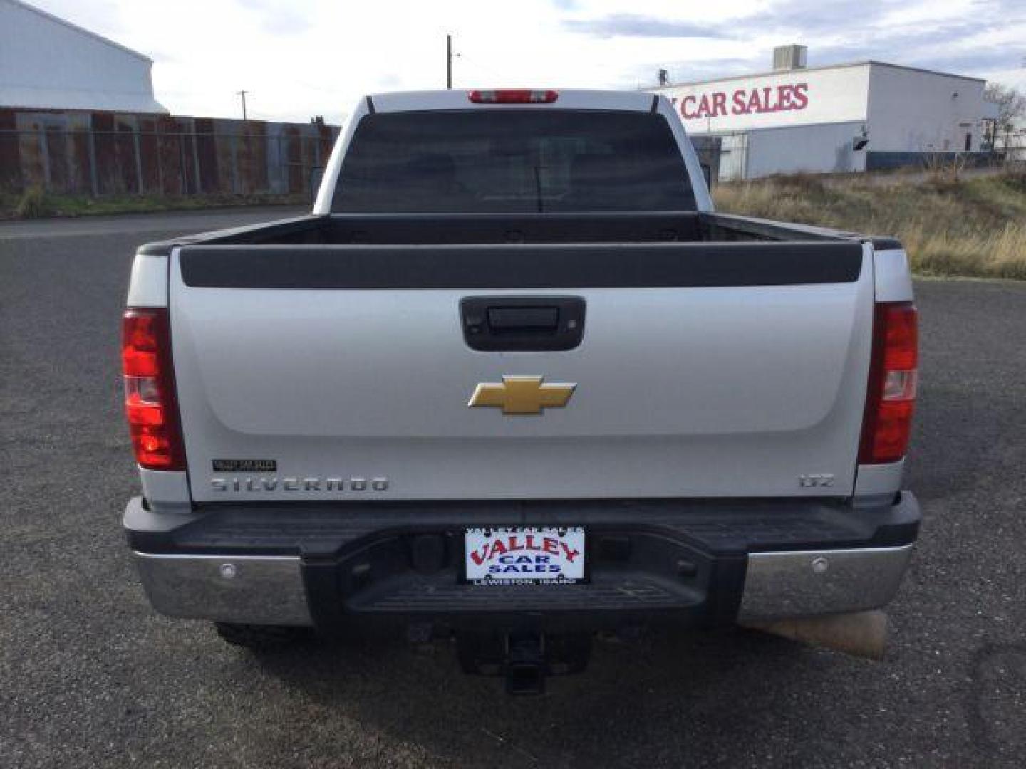 2012 Silver Ice Metallic /Ebony Chevrolet Silverado 2500HD LTZ (1GC1KYE82CF) with an Duramax 6.6L V-8 diesel direct injection engine, 6-Speed Automatic transmission, located at 1801 Main Street, Lewiston, 83501, (208) 743-9371, 46.417065, -117.004799 - Photo#9