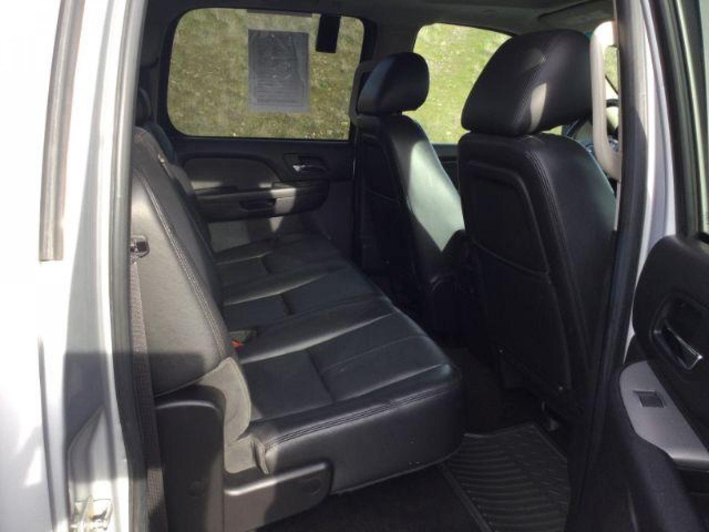 2012 Silver Ice Metallic /Ebony Chevrolet Silverado 2500HD LTZ (1GC1KYE82CF) with an Duramax 6.6L V-8 diesel direct injection engine, 6-Speed Automatic transmission, located at 1801 Main Street, Lewiston, 83501, (208) 743-9371, 46.417065, -117.004799 - Photo#17