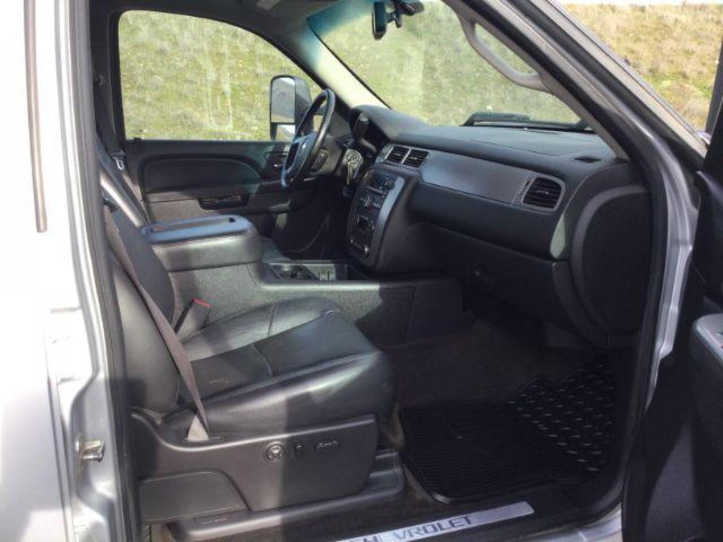 2012 Silver Ice Metallic /Ebony Chevrolet Silverado 2500HD LTZ (1GC1KYE82CF) with an Duramax 6.6L V-8 diesel direct injection engine, 6-Speed Automatic transmission, located at 1801 Main Street, Lewiston, 83501, (208) 743-9371, 46.417065, -117.004799 - Photo#18