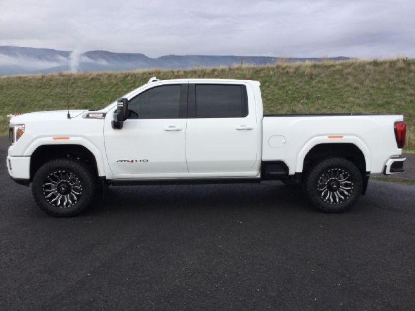 2022 Summit White /Jet Black w/Kalahari Accents GMC Sierra 3500HD 4WD Crew Cab Standard Bed AT4 (1GT49VEY0NF) with an Duramax 6.6L V-8 diesel direct injection engine, 10-speed automatic transmission, located at 1801 Main Street, Lewiston, 83501, (208) 743-9371, 46.417065, -117.004799 - Photo#2