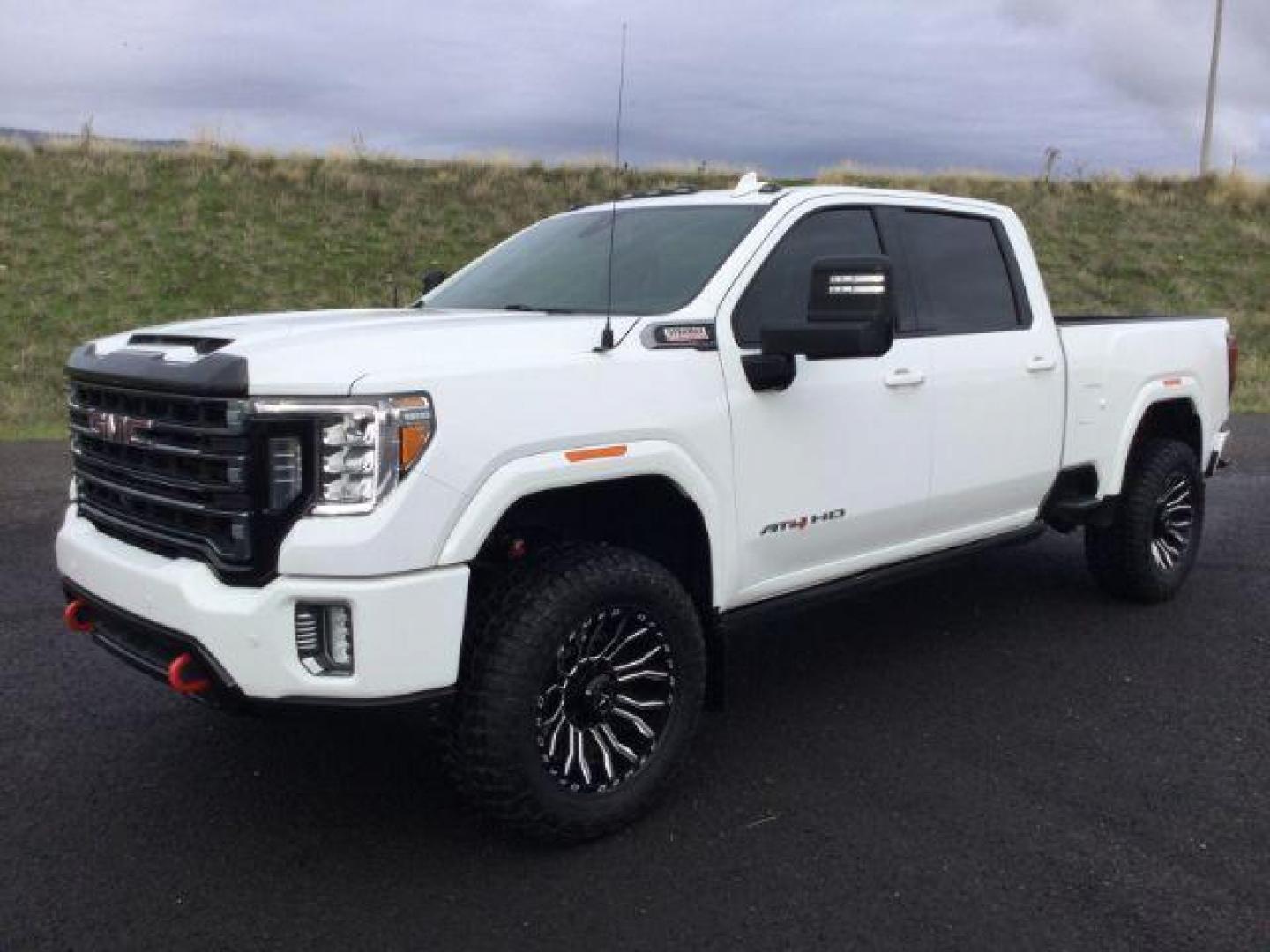 2022 Summit White /Jet Black w/Kalahari Accents GMC Sierra 3500HD 4WD Crew Cab Standard Bed AT4 (1GT49VEY0NF) with an Duramax 6.6L V-8 diesel direct injection engine, 10-speed automatic transmission, located at 1801 Main Street, Lewiston, 83501, (208) 743-9371, 46.417065, -117.004799 - Photo#3