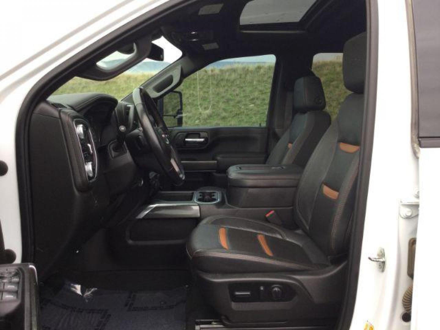 2022 Summit White /Jet Black w/Kalahari Accents GMC Sierra 3500HD 4WD Crew Cab Standard Bed AT4 (1GT49VEY0NF) with an Duramax 6.6L V-8 diesel direct injection engine, 10-speed automatic transmission, located at 1801 Main Street, Lewiston, 83501, (208) 743-9371, 46.417065, -117.004799 - Photo#4