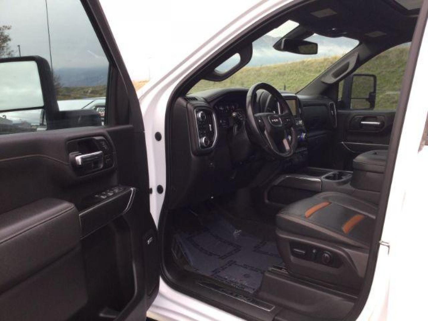 2022 Summit White /Jet Black w/Kalahari Accents GMC Sierra 3500HD 4WD Crew Cab Standard Bed AT4 (1GT49VEY0NF) with an Duramax 6.6L V-8 diesel direct injection engine, 10-speed automatic transmission, located at 1801 Main Street, Lewiston, 83501, (208) 743-9371, 46.417065, -117.004799 - Photo#5
