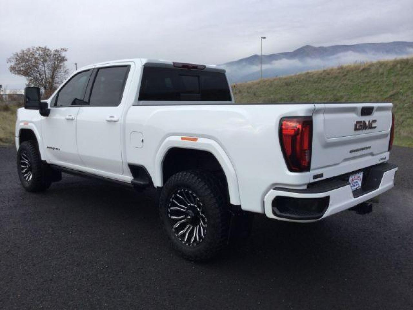 2022 Summit White /Jet Black w/Kalahari Accents GMC Sierra 3500HD 4WD Crew Cab Standard Bed AT4 (1GT49VEY0NF) with an Duramax 6.6L V-8 diesel direct injection engine, 10-speed automatic transmission, located at 1801 Main Street, Lewiston, 83501, (208) 743-9371, 46.417065, -117.004799 - Photo#9