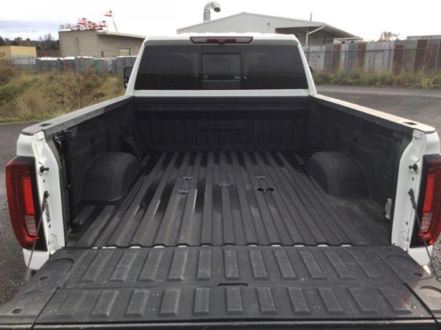 2022 Summit White /Jet Black w/Kalahari Accents GMC Sierra 3500HD 4WD Crew Cab Standard Bed AT4 (1GT49VEY0NF) with an Duramax 6.6L V-8 diesel direct injection engine, 10-speed automatic transmission, located at 1801 Main Street, Lewiston, 83501, (208) 743-9371, 46.417065, -117.004799 - Photo#15