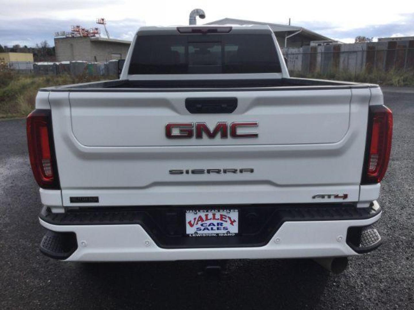 2022 Summit White /Jet Black w/Kalahari Accents GMC Sierra 3500HD 4WD Crew Cab Standard Bed AT4 (1GT49VEY0NF) with an Duramax 6.6L V-8 diesel direct injection engine, 10-speed automatic transmission, located at 1801 Main Street, Lewiston, 83501, (208) 743-9371, 46.417065, -117.004799 - Photo#16