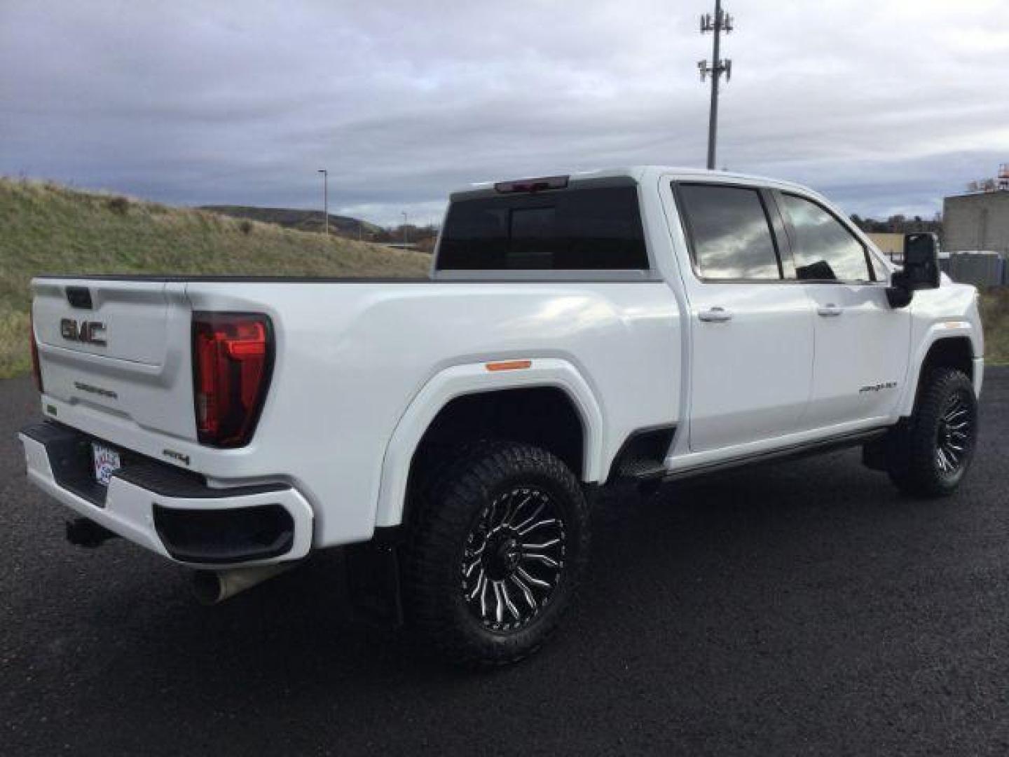 2022 Summit White /Jet Black w/Kalahari Accents GMC Sierra 3500HD 4WD Crew Cab Standard Bed AT4 (1GT49VEY0NF) with an Duramax 6.6L V-8 diesel direct injection engine, 10-speed automatic transmission, located at 1801 Main Street, Lewiston, 83501, (208) 743-9371, 46.417065, -117.004799 - Photo#17