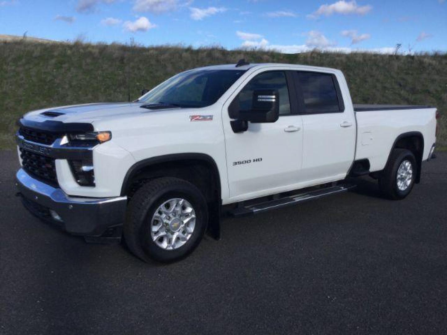 2022 Summit White /Jet Black Chevrolet Silverado 3500HD 4WD Crew Cab Long Bed LT (1GC4YTEY4NF) with an Duramax 6.6L V-8 diesel direct injection engine, 10-speed automatic transmission, located at 1801 Main Street, Lewiston, 83501, (208) 743-9371, 46.417065, -117.004799 - Photo#0