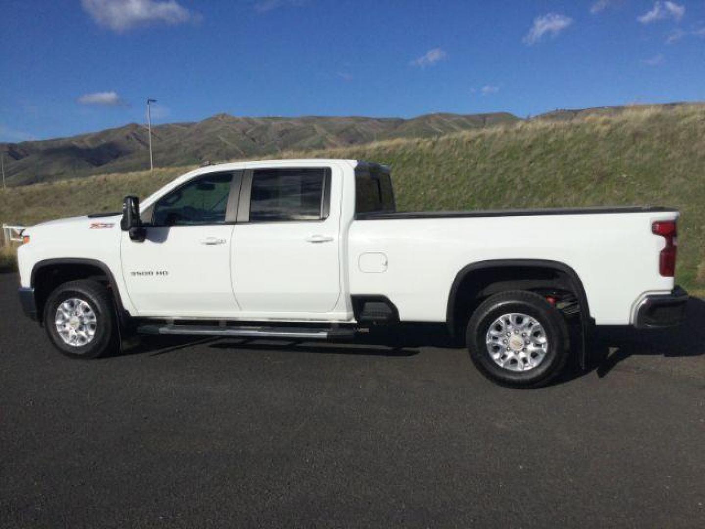 2022 Summit White /Jet Black Chevrolet Silverado 3500HD 4WD Crew Cab Long Bed LT (1GC4YTEY4NF) with an Duramax 6.6L V-8 diesel direct injection engine, 10-speed automatic transmission, located at 1801 Main Street, Lewiston, 83501, (208) 743-9371, 46.417065, -117.004799 - Photo#1