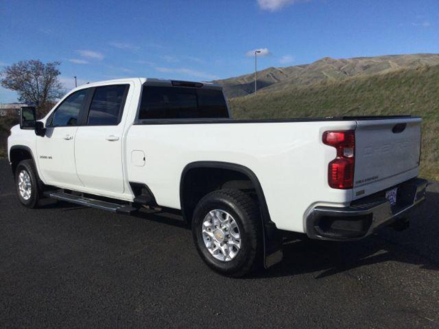 2022 Summit White /Jet Black Chevrolet Silverado 3500HD 4WD Crew Cab Long Bed LT (1GC4YTEY4NF) with an Duramax 6.6L V-8 diesel direct injection engine, 10-speed automatic transmission, located at 1801 Main Street, Lewiston, 83501, (208) 743-9371, 46.417065, -117.004799 - Photo#2