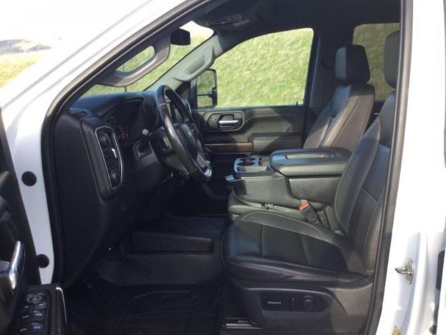 2022 Summit White /Jet Black Chevrolet Silverado 3500HD 4WD Crew Cab Long Bed LT (1GC4YTEY4NF) with an Duramax 6.6L V-8 diesel direct injection engine, 10-speed automatic transmission, located at 1801 Main Street, Lewiston, 83501, (208) 743-9371, 46.417065, -117.004799 - Photo#3