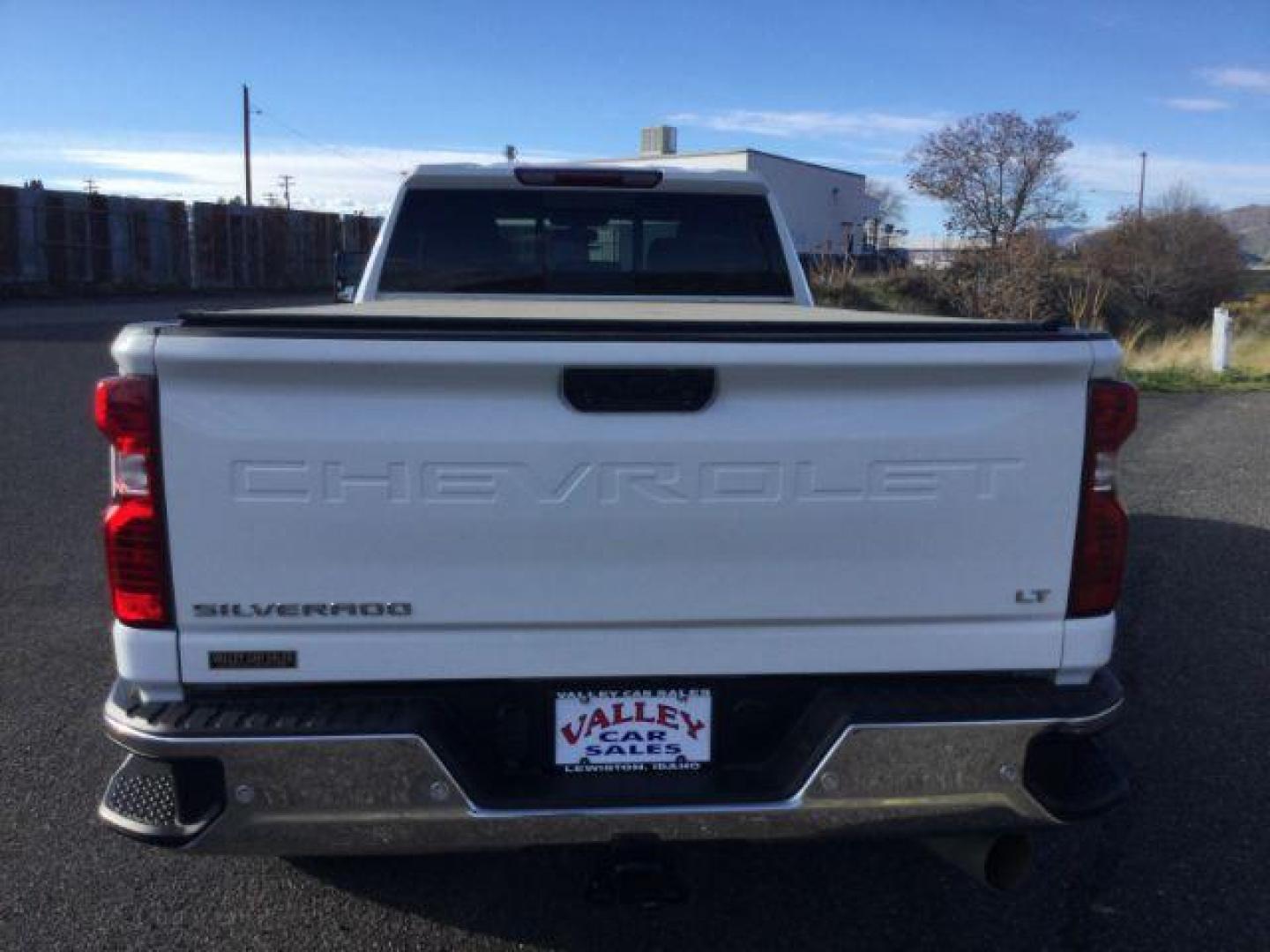 2022 Summit White /Jet Black Chevrolet Silverado 3500HD 4WD Crew Cab Long Bed LT (1GC4YTEY4NF) with an Duramax 6.6L V-8 diesel direct injection engine, 10-speed automatic transmission, located at 1801 Main Street, Lewiston, 83501, (208) 743-9371, 46.417065, -117.004799 - Photo#6