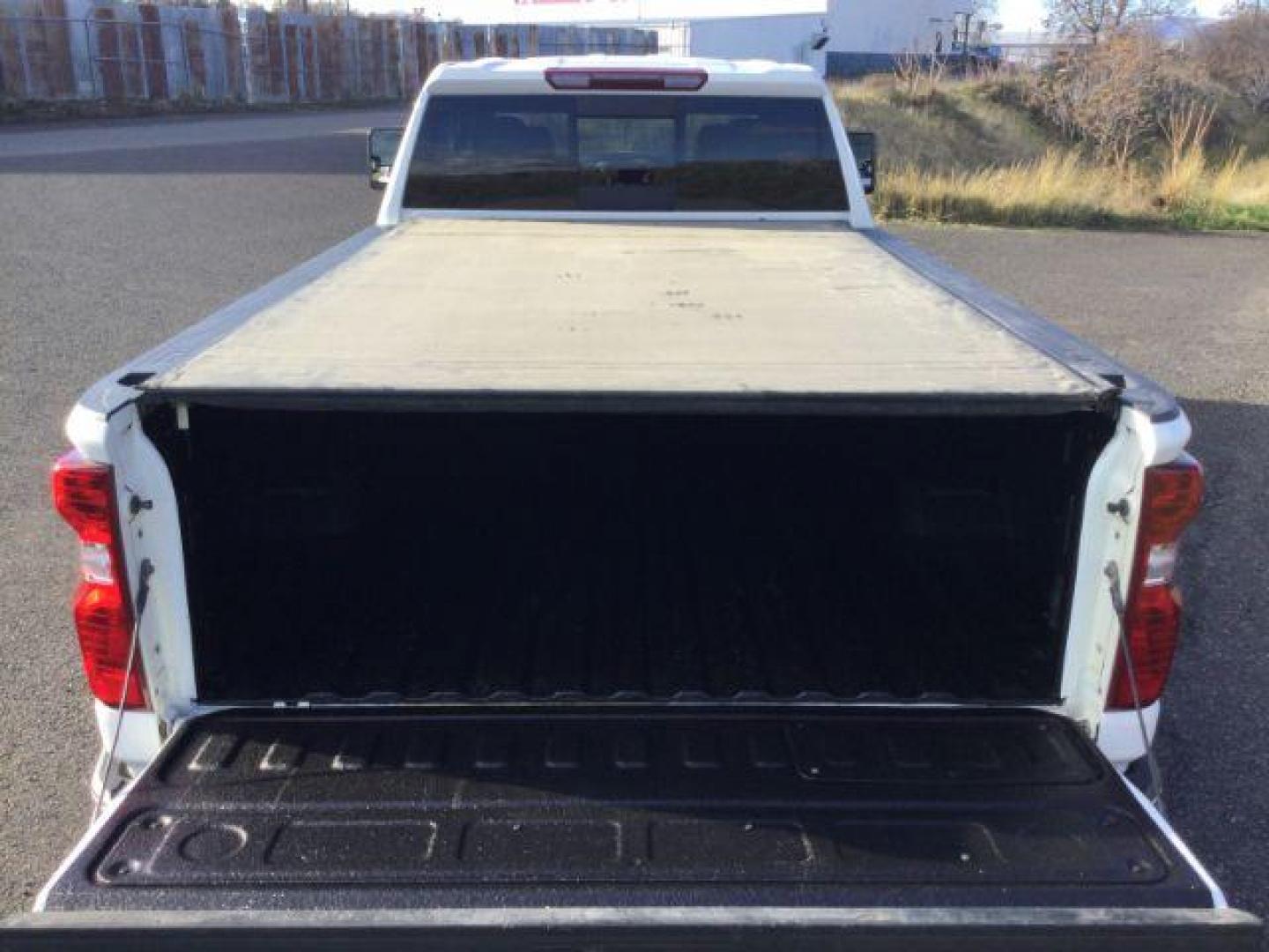 2022 Summit White /Jet Black Chevrolet Silverado 3500HD 4WD Crew Cab Long Bed LT (1GC4YTEY4NF) with an Duramax 6.6L V-8 diesel direct injection engine, 10-speed automatic transmission, located at 1801 Main Street, Lewiston, 83501, (208) 743-9371, 46.417065, -117.004799 - Photo#7