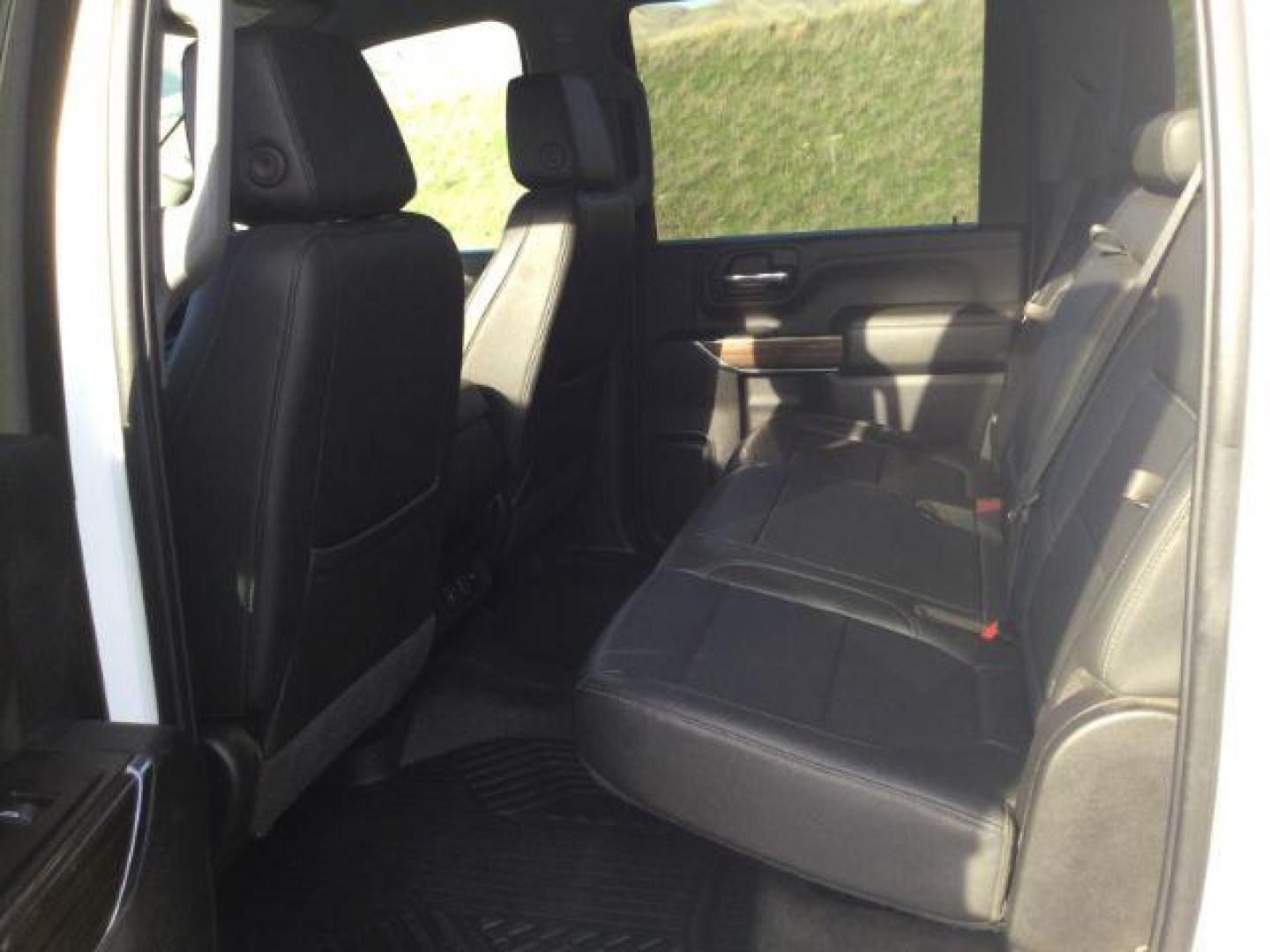 2022 Summit White /Jet Black Chevrolet Silverado 3500HD 4WD Crew Cab Long Bed LT (1GC4YTEY4NF) with an Duramax 6.6L V-8 diesel direct injection engine, 10-speed automatic transmission, located at 1801 Main Street, Lewiston, 83501, (208) 743-9371, 46.417065, -117.004799 - Photo#9