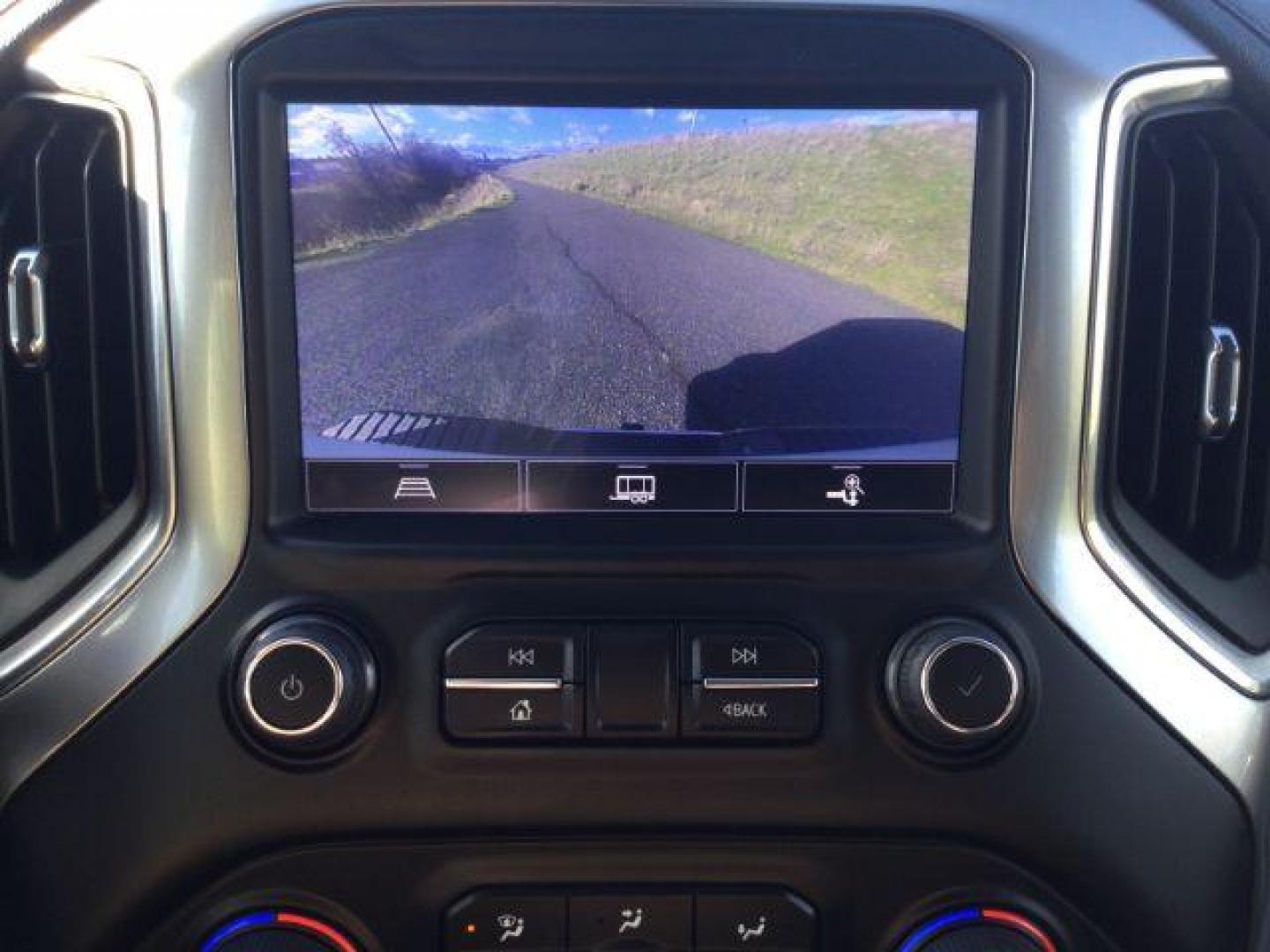 2022 Summit White /Jet Black Chevrolet Silverado 3500HD 4WD Crew Cab Long Bed LT (1GC4YTEY4NF) with an Duramax 6.6L V-8 diesel direct injection engine, 10-speed automatic transmission, located at 1801 Main Street, Lewiston, 83501, (208) 743-9371, 46.417065, -117.004799 - Photo#12