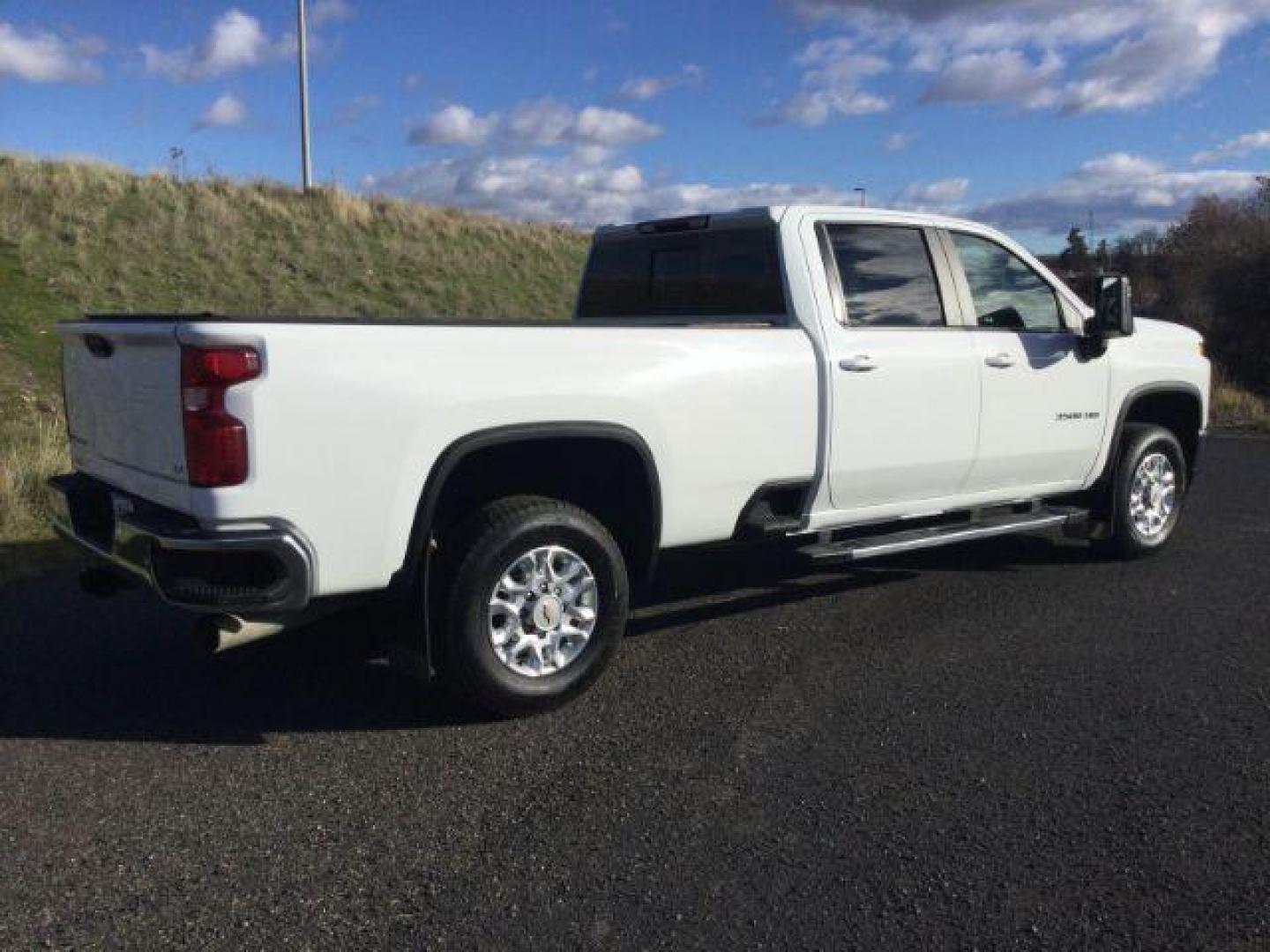 2022 Summit White /Jet Black Chevrolet Silverado 3500HD 4WD Crew Cab Long Bed LT (1GC4YTEY4NF) with an Duramax 6.6L V-8 diesel direct injection engine, 10-speed automatic transmission, located at 1801 Main Street, Lewiston, 83501, (208) 743-9371, 46.417065, -117.004799 - Photo#13