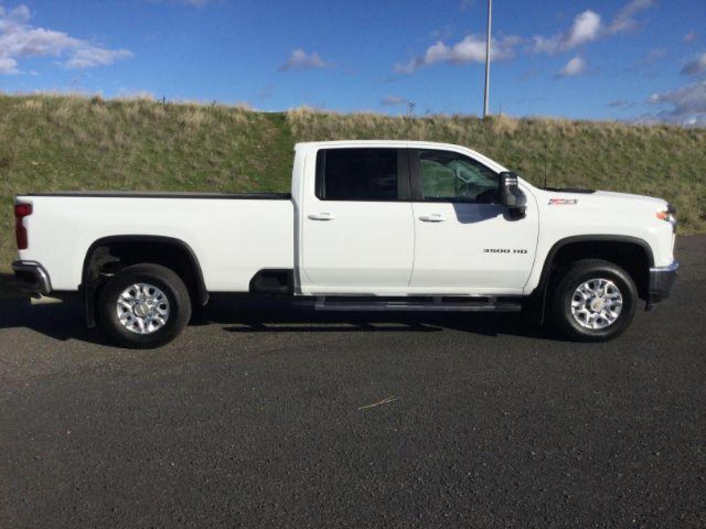 2022 Summit White /Jet Black Chevrolet Silverado 3500HD 4WD Crew Cab Long Bed LT (1GC4YTEY4NF) with an Duramax 6.6L V-8 diesel direct injection engine, 10-speed automatic transmission, located at 1801 Main Street, Lewiston, 83501, (208) 743-9371, 46.417065, -117.004799 - Photo#14