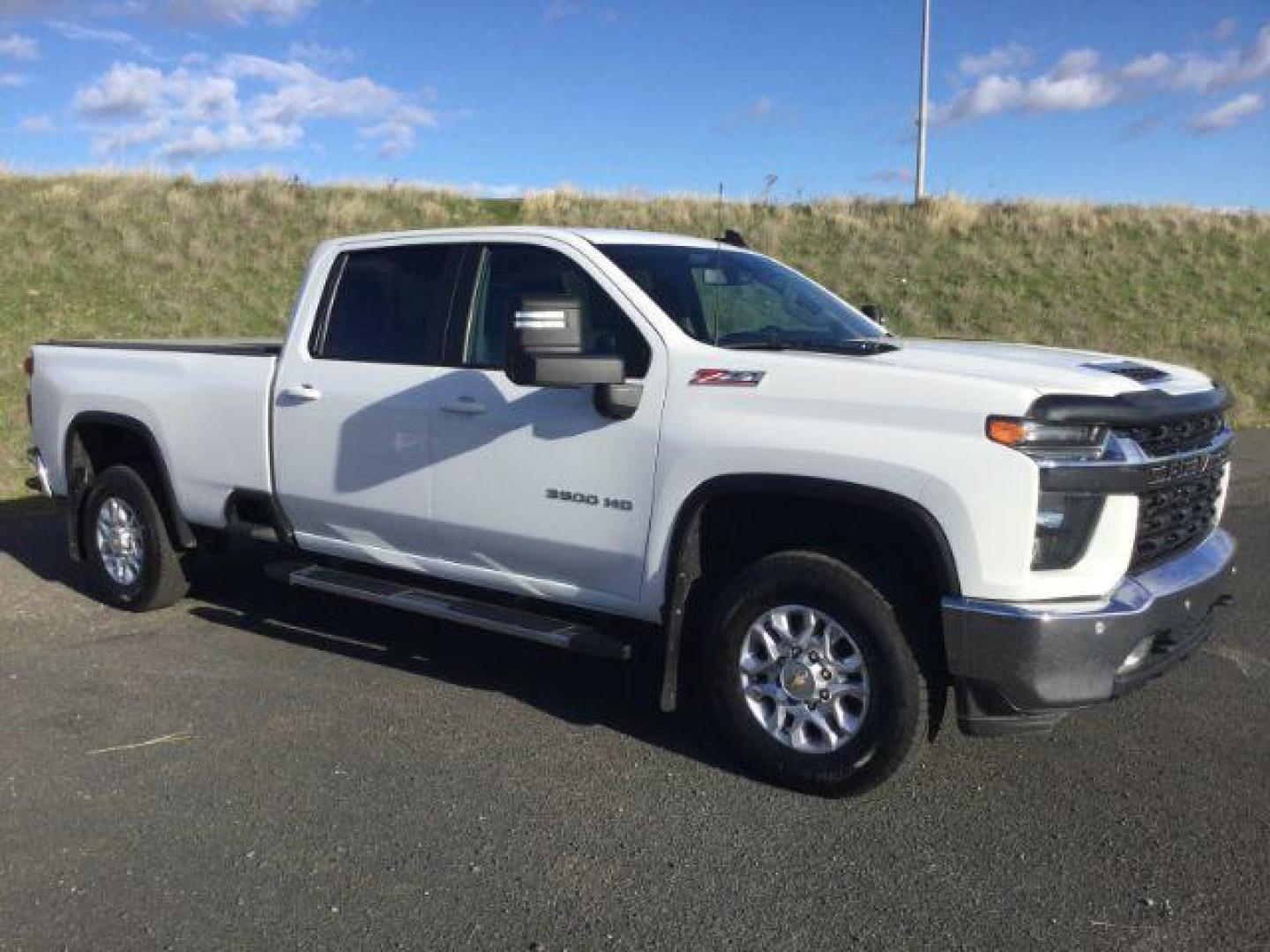 2022 Summit White /Jet Black Chevrolet Silverado 3500HD 4WD Crew Cab Long Bed LT (1GC4YTEY4NF) with an Duramax 6.6L V-8 diesel direct injection engine, 10-speed automatic transmission, located at 1801 Main Street, Lewiston, 83501, (208) 743-9371, 46.417065, -117.004799 - Photo#15