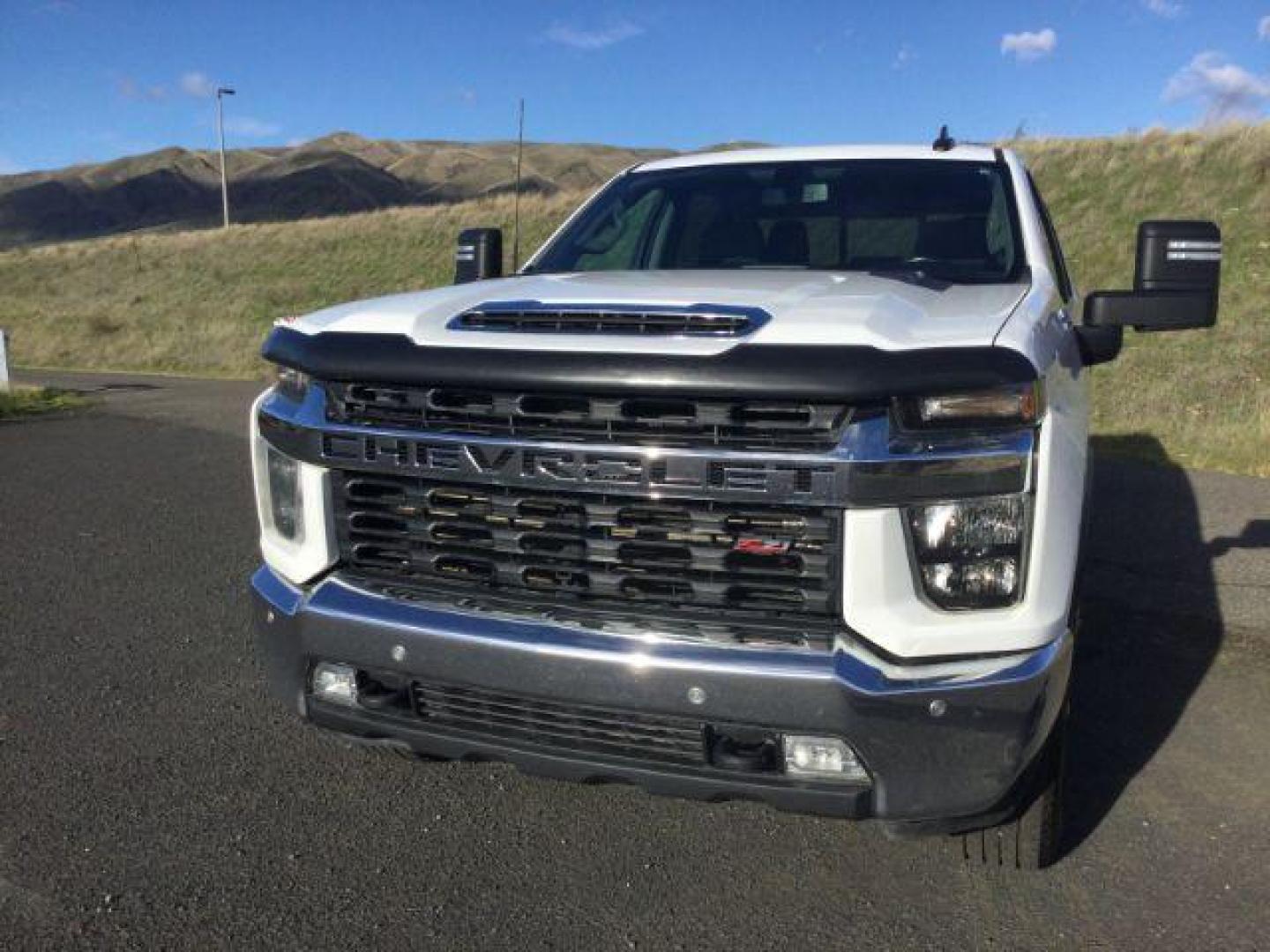 2022 Summit White /Jet Black Chevrolet Silverado 3500HD 4WD Crew Cab Long Bed LT (1GC4YTEY4NF) with an Duramax 6.6L V-8 diesel direct injection engine, 10-speed automatic transmission, located at 1801 Main Street, Lewiston, 83501, (208) 743-9371, 46.417065, -117.004799 - Photo#16