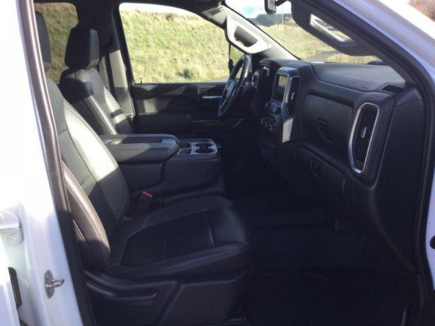 2022 Summit White /Jet Black Chevrolet Silverado 3500HD 4WD Crew Cab Long Bed LT (1GC4YTEY4NF) with an Duramax 6.6L V-8 diesel direct injection engine, 10-speed automatic transmission, located at 1801 Main Street, Lewiston, 83501, (208) 743-9371, 46.417065, -117.004799 - Photo#17
