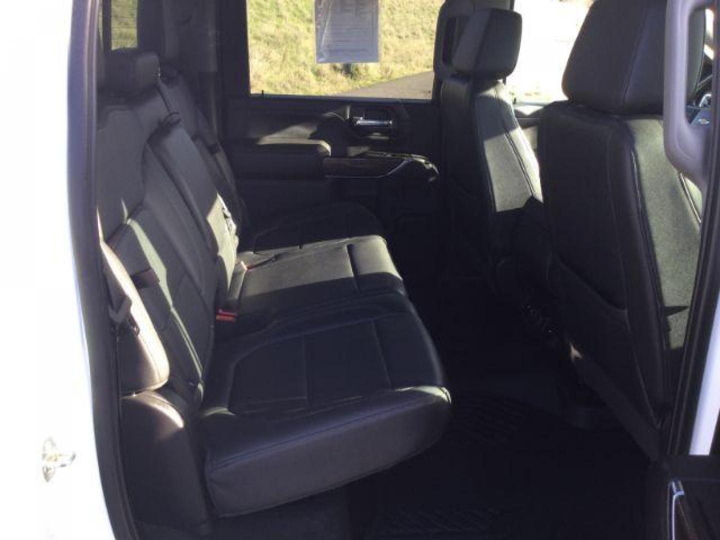 2022 Summit White /Jet Black Chevrolet Silverado 3500HD 4WD Crew Cab Long Bed LT (1GC4YTEY4NF) with an Duramax 6.6L V-8 diesel direct injection engine, 10-speed automatic transmission, located at 1801 Main Street, Lewiston, 83501, (208) 743-9371, 46.417065, -117.004799 - Photo#18