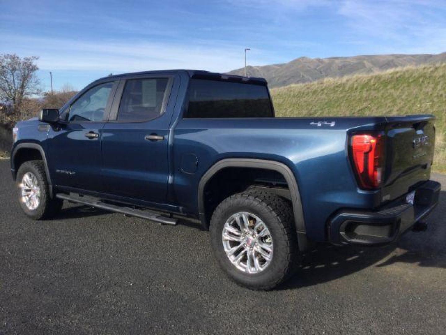 2020 Pacific Blue Metallic /Black Cloth GMC Sierra 1500 4WD Crew Cab Short Box (1GTP9AEKXLZ) with an 2.7L 4 cylinder engine, 8-Speed Automatic transmission, located at 1801 Main Street, Lewiston, 83501, (208) 743-9371, 46.417065, -117.004799 - Photo#2
