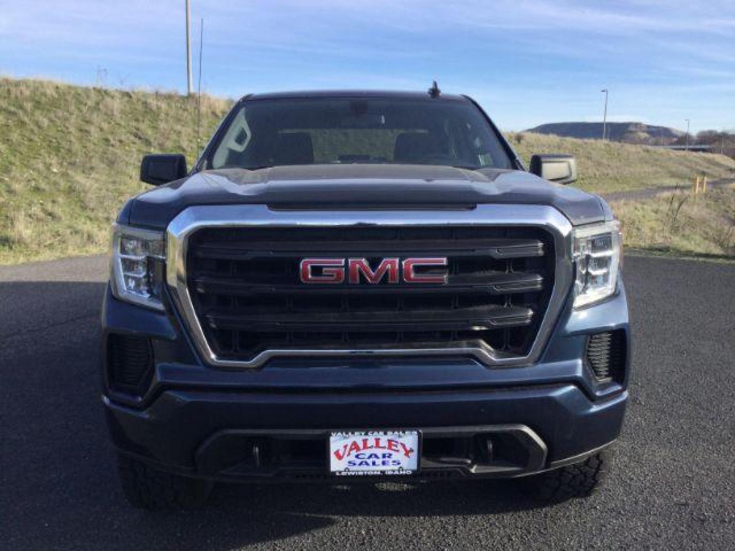 2020 Pacific Blue Metallic /Black Cloth GMC Sierra 1500 4WD Crew Cab Short Box (1GTP9AEKXLZ) with an 2.7L 4 cylinder engine, 8-Speed Automatic transmission, located at 1801 Main Street, Lewiston, 83501, (208) 743-9371, 46.417065, -117.004799 - Photo#4