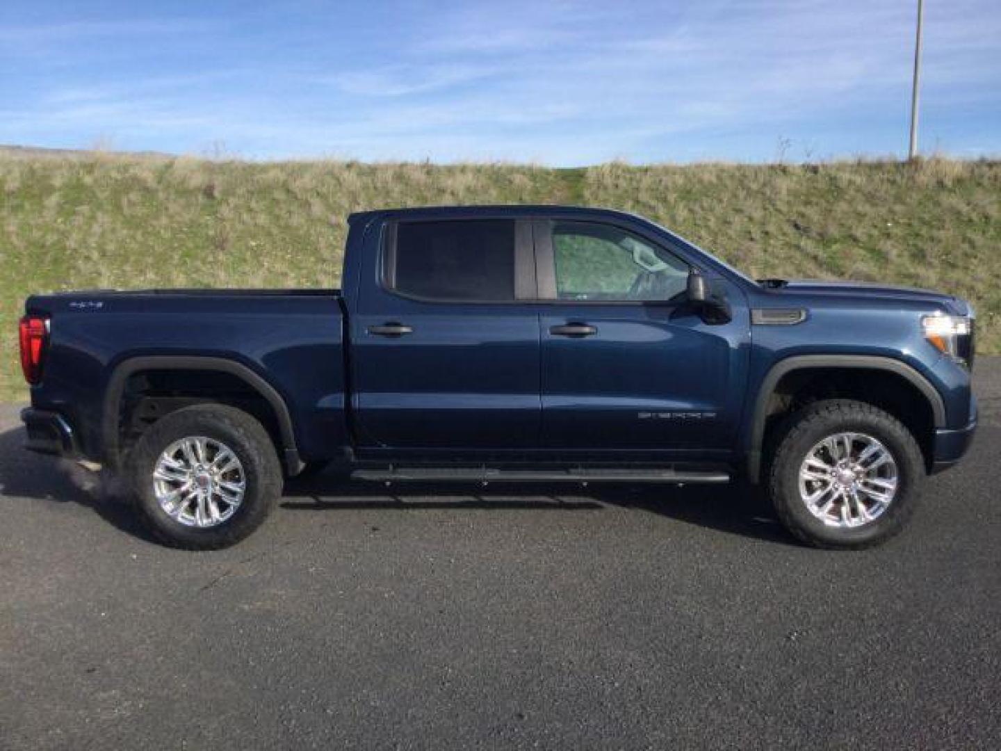 2020 Pacific Blue Metallic /Black Cloth GMC Sierra 1500 4WD Crew Cab Short Box (1GTP9AEKXLZ) with an 2.7L 4 cylinder engine, 8-Speed Automatic transmission, located at 1801 Main Street, Lewiston, 83501, (208) 743-9371, 46.417065, -117.004799 - Photo#14