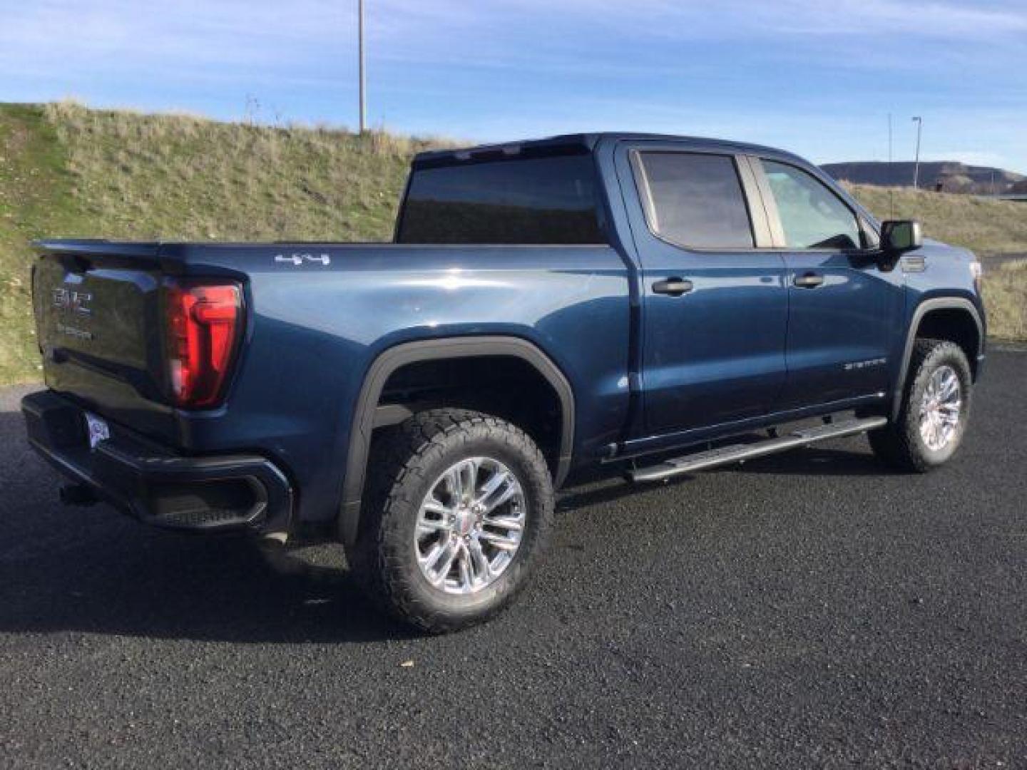 2020 Pacific Blue Metallic /Black Cloth GMC Sierra 1500 4WD Crew Cab Short Box (1GTP9AEKXLZ) with an 2.7L 4 cylinder engine, 8-Speed Automatic transmission, located at 1801 Main Street, Lewiston, 83501, (208) 743-9371, 46.417065, -117.004799 - Photo#15