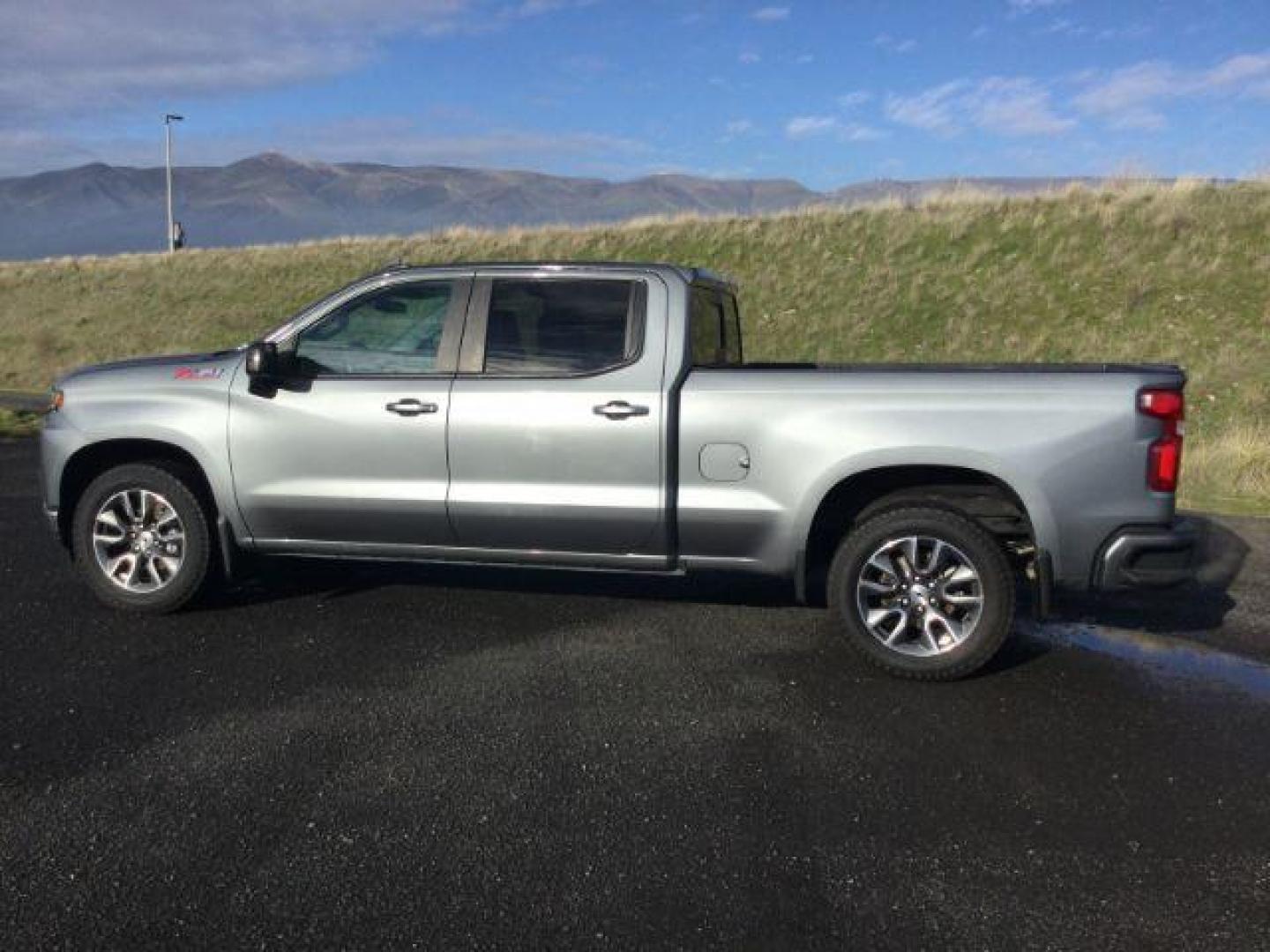 2021 Shadow Gray Metallic /Black Leather Chevrolet Silverado 1500 4WD Crew Cab Standard Bed RST (3GCUYEED8MG) with an EcoTec3 5.3L V-8 gasoline direct injection engine, 8-Speed Automatic transmission, located at 1801 Main Street, Lewiston, 83501, (208) 743-9371, 46.417065, -117.004799 - Photo#2