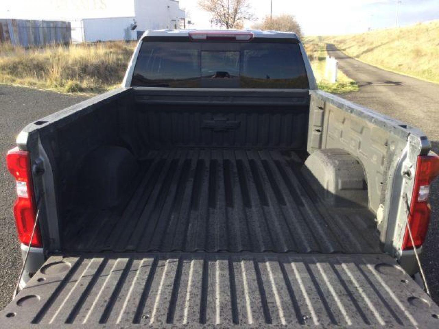 2021 Shadow Gray Metallic /Black Leather Chevrolet Silverado 1500 4WD Crew Cab Standard Bed RST (3GCUYEED8MG) with an EcoTec3 5.3L V-8 gasoline direct injection engine, 8-Speed Automatic transmission, located at 1801 Main Street, Lewiston, 83501, (208) 743-9371, 46.417065, -117.004799 - Photo#8