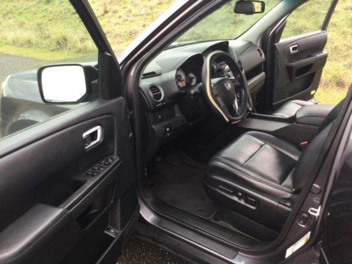 2015 Modern Steel Metallic /Black Honda Pilot EX-L (5FNYF4H79FB) with an 3.5L V-6 i-VTEC VCM variable valve control engine, 5-Speed Automatic transmission, located at 1801 Main Street, Lewiston, 83501, (208) 743-9371, 46.417065, -117.004799 - Photo#3