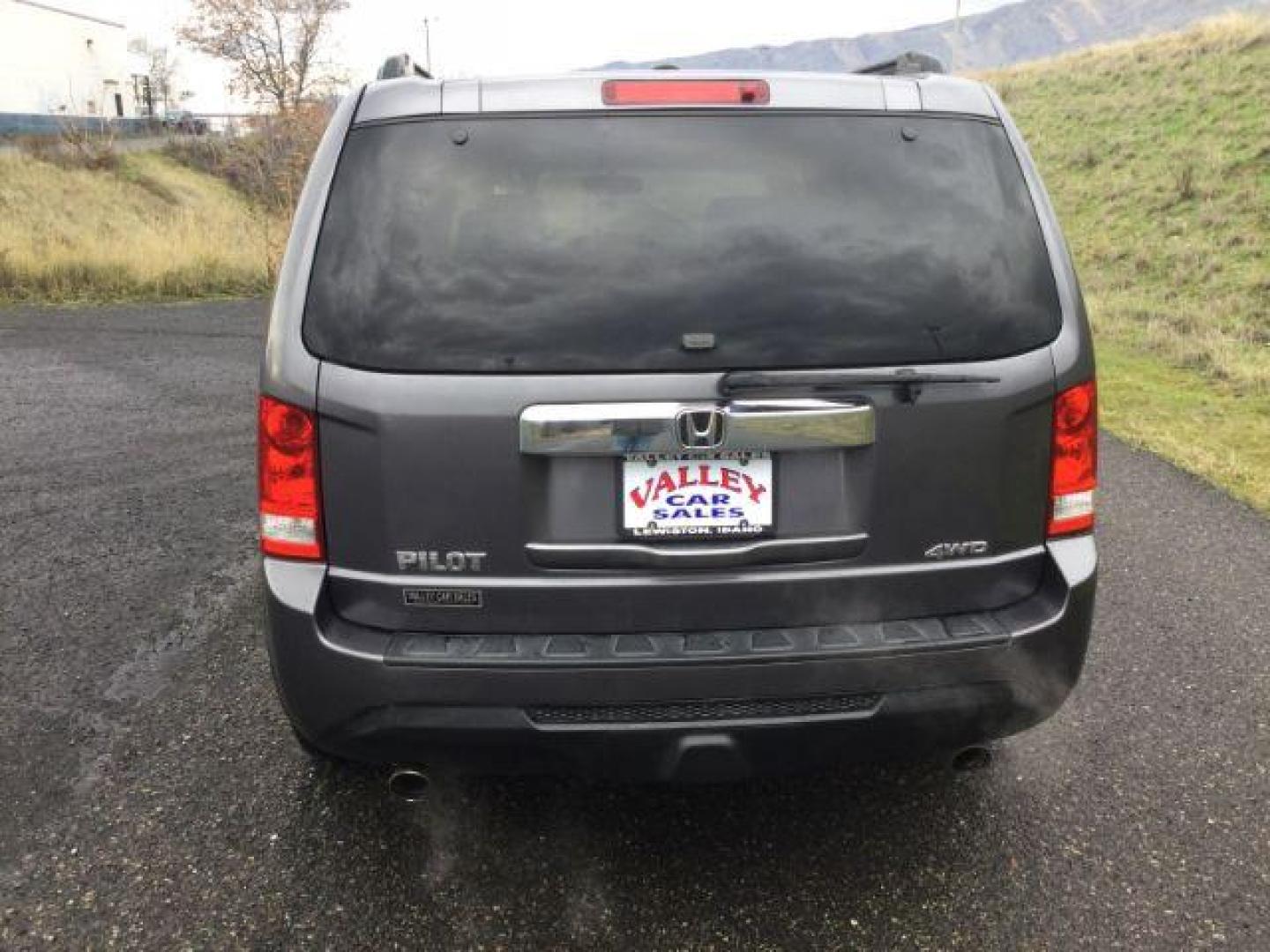 2015 Modern Steel Metallic /Black Honda Pilot EX-L (5FNYF4H79FB) with an 3.5L V-6 i-VTEC VCM variable valve control engine, 5-Speed Automatic transmission, located at 1801 Main Street, Lewiston, 83501, (208) 743-9371, 46.417065, -117.004799 - Photo#5