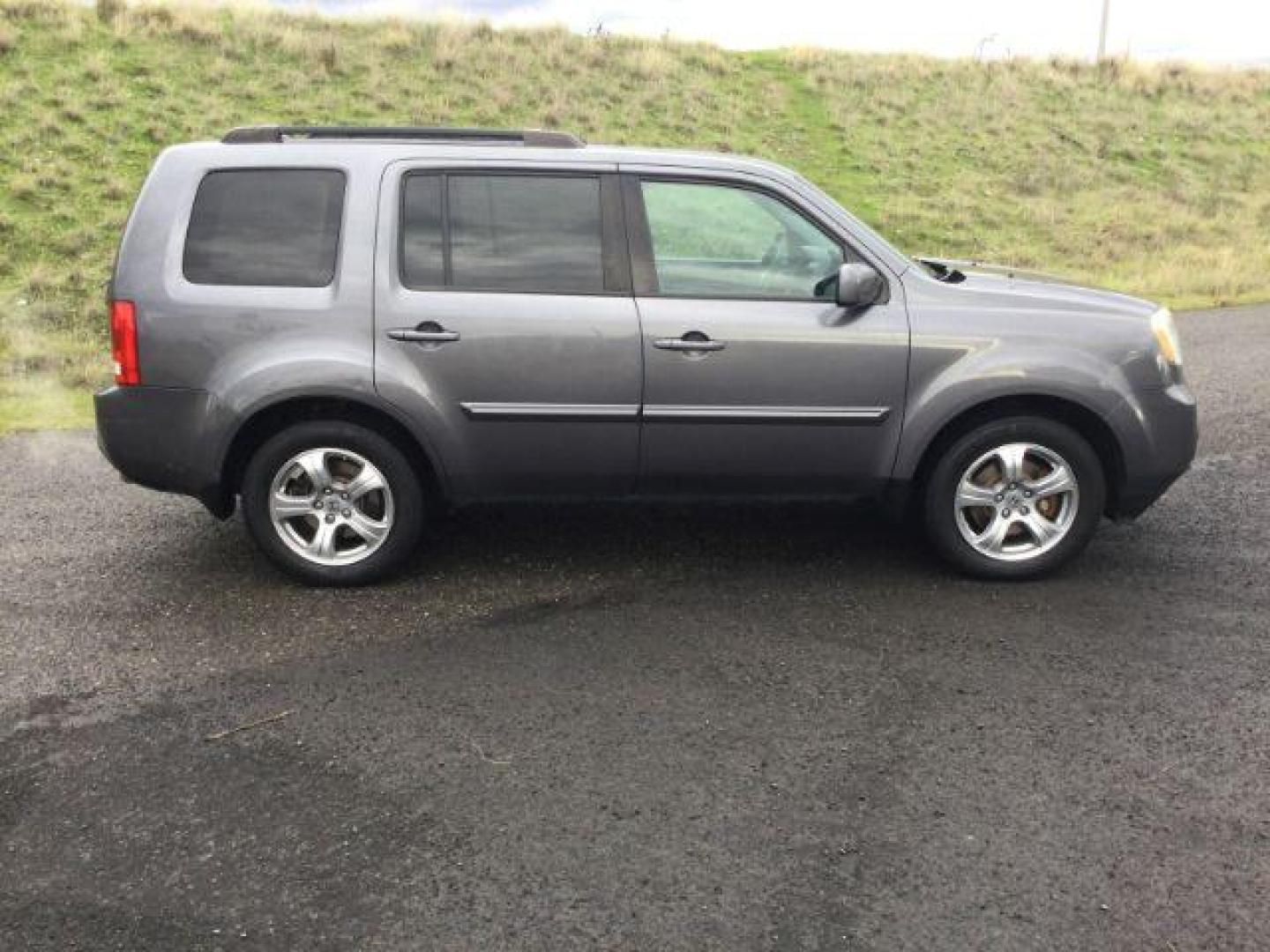 2015 Modern Steel Metallic /Black Honda Pilot EX-L (5FNYF4H79FB) with an 3.5L V-6 i-VTEC VCM variable valve control engine, 5-Speed Automatic transmission, located at 1801 Main Street, Lewiston, 83501, (208) 743-9371, 46.417065, -117.004799 - Photo#13