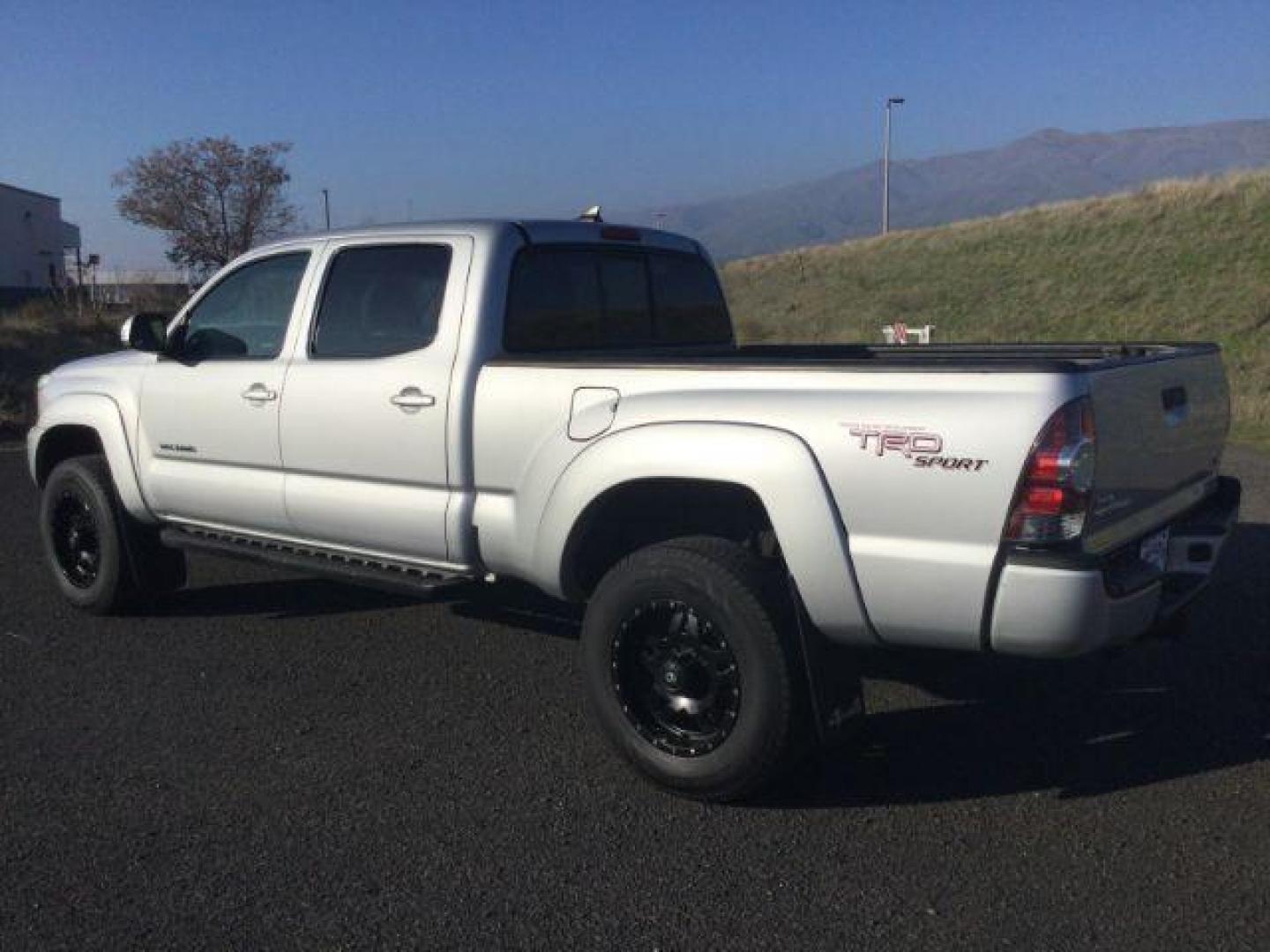 2012 Silver Streak Mica /Graphite Toyota Tacoma TRD Sport Crew Cab Long bed 4x4 (3TMMU4FN2CM) with an 4L V-6 DOHC engine, 5-Speed Automatic transmission, located at 1801 Main Street, Lewiston, 83501, (208) 743-9371, 46.417065, -117.004799 - Photo#3