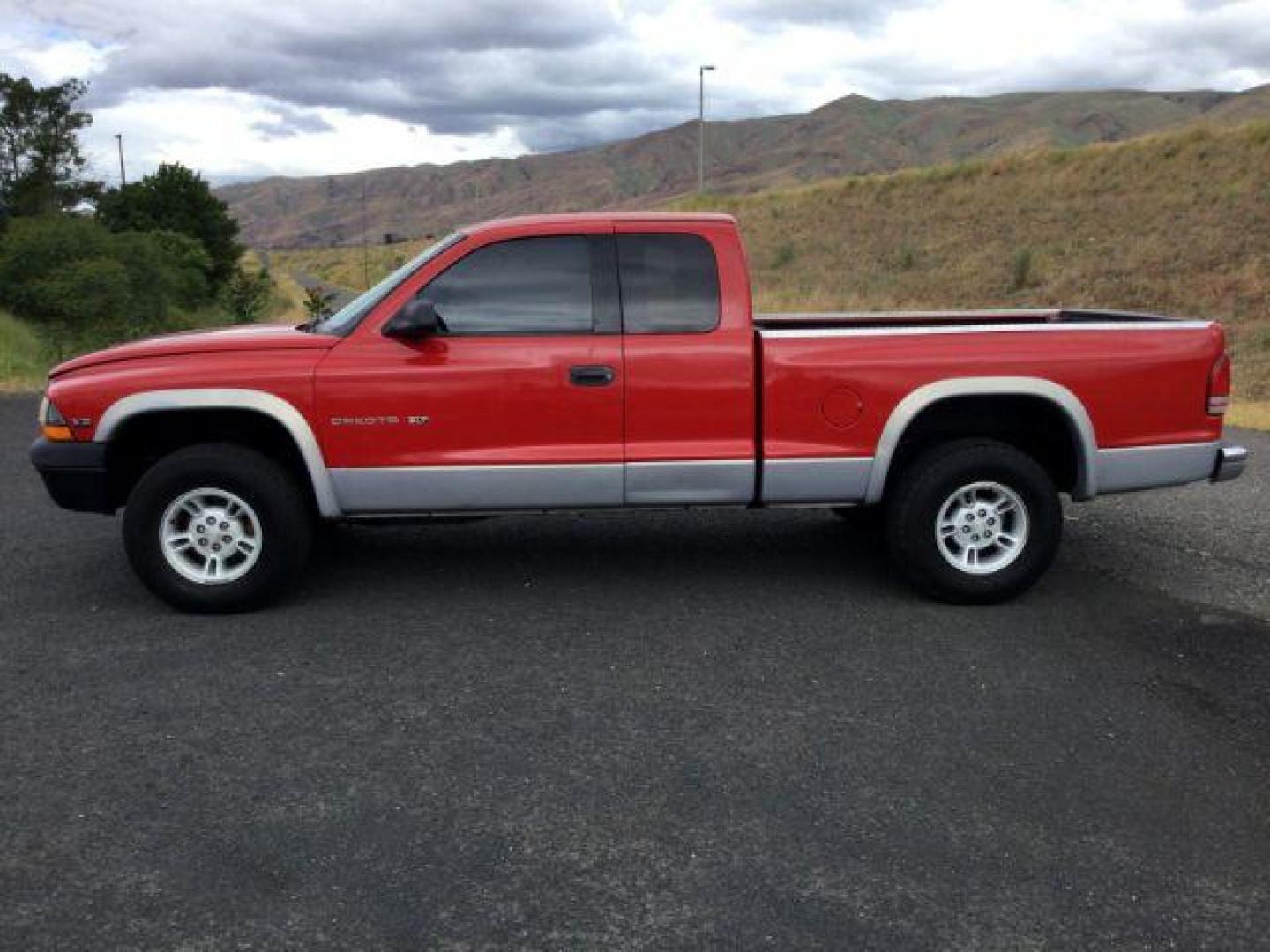 1997 RED /GRAY CLOTH Dodge Dakota Club Cab 4WD (1B7GG23Y5VS) with an 5.2L V8 OHV 16V engine, 4-Speed Automatic transmission, located at 1801 Main Street, Lewiston, 83501, (208) 743-9371, 46.417065, -117.004799 - Photo#1