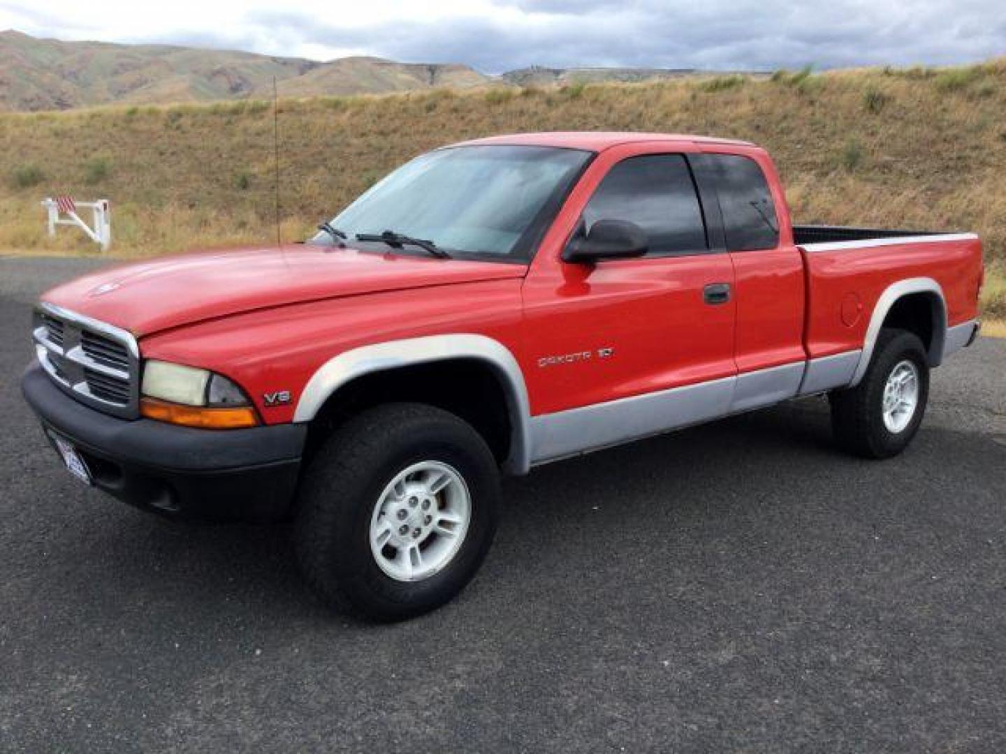 1997 RED /GRAY CLOTH Dodge Dakota Club Cab 4WD (1B7GG23Y5VS) with an 5.2L V8 OHV 16V engine, 4-Speed Automatic transmission, located at 1801 Main Street, Lewiston, 83501, (208) 743-9371, 46.417065, -117.004799 - Photo#2