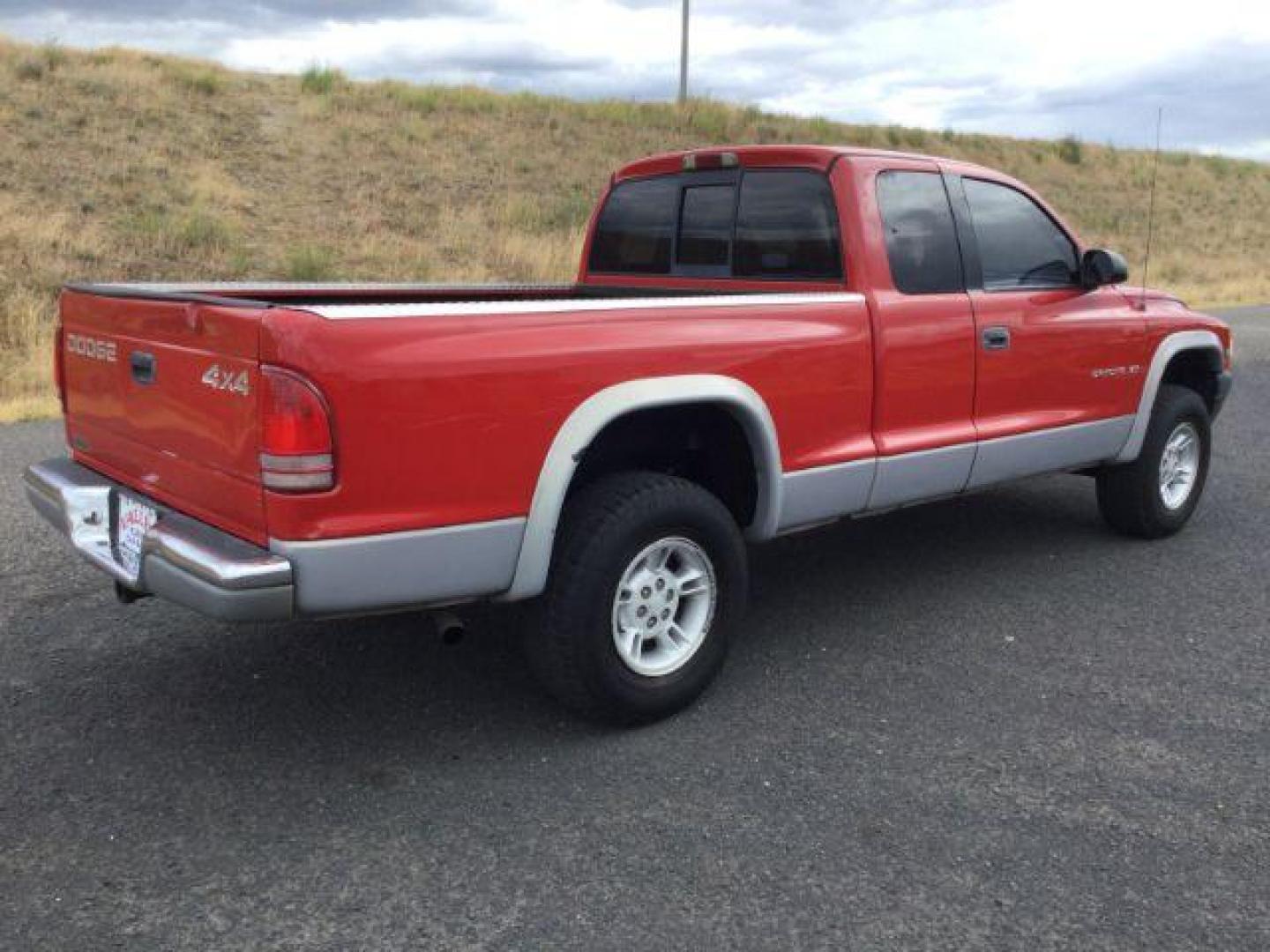 1997 RED /GRAY CLOTH Dodge Dakota Club Cab 4WD (1B7GG23Y5VS) with an 5.2L V8 OHV 16V engine, 4-Speed Automatic transmission, located at 1801 Main Street, Lewiston, 83501, (208) 743-9371, 46.417065, -117.004799 - Photo#8