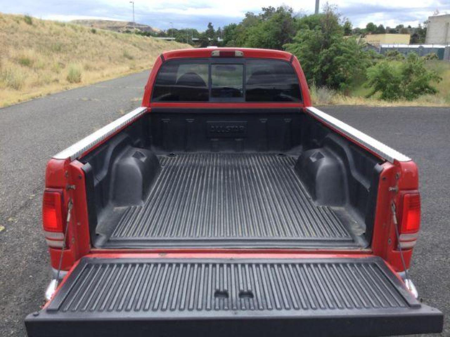 1997 RED /GRAY CLOTH Dodge Dakota Club Cab 4WD (1B7GG23Y5VS) with an 5.2L V8 OHV 16V engine, 4-Speed Automatic transmission, located at 1801 Main Street, Lewiston, 83501, (208) 743-9371, 46.417065, -117.004799 - Photo#10