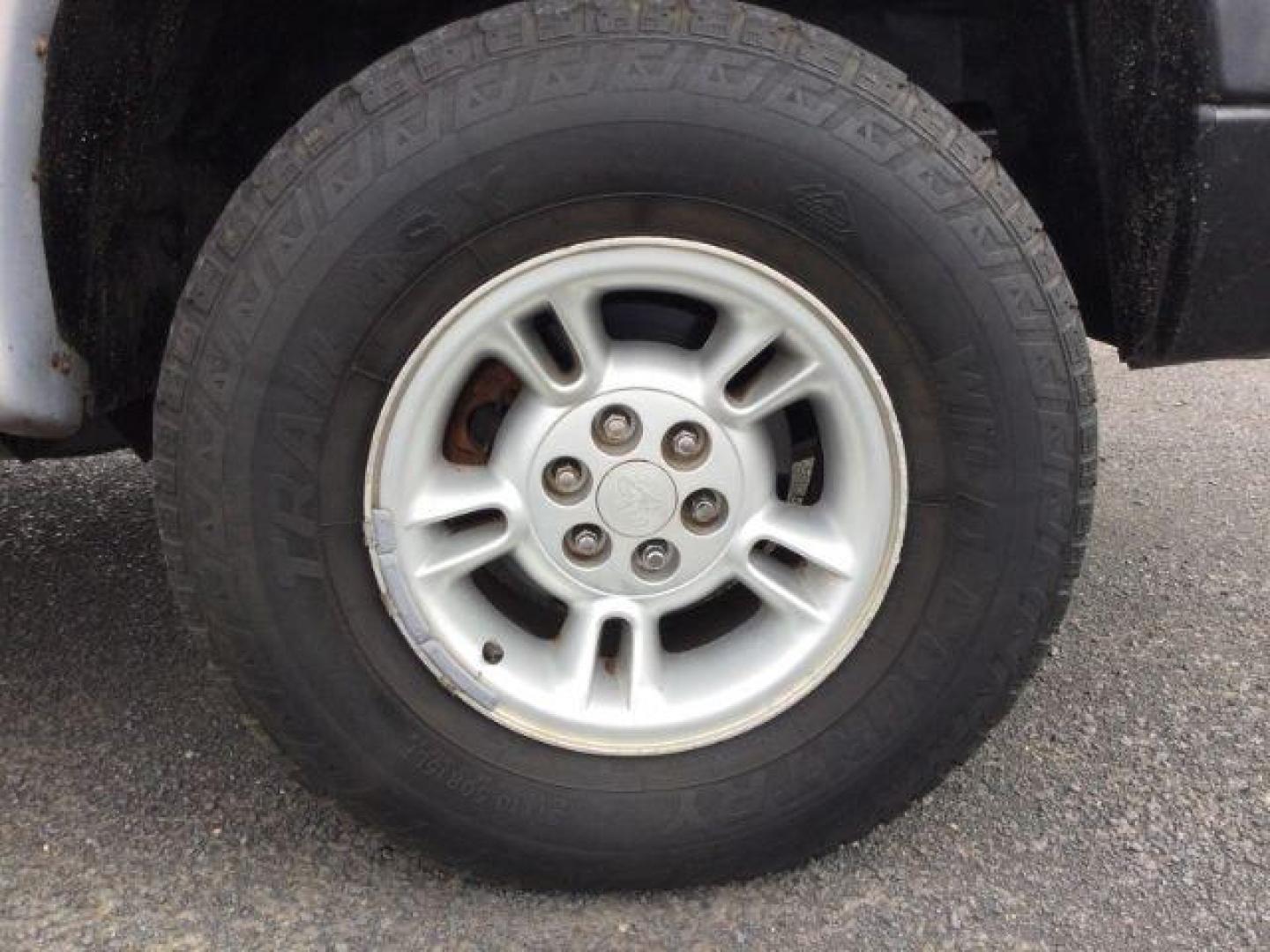 1997 RED /GRAY CLOTH Dodge Dakota Club Cab 4WD (1B7GG23Y5VS) with an 5.2L V8 OHV 16V engine, 4-Speed Automatic transmission, located at 1801 Main Street, Lewiston, 83501, (208) 743-9371, 46.417065, -117.004799 - Photo#12