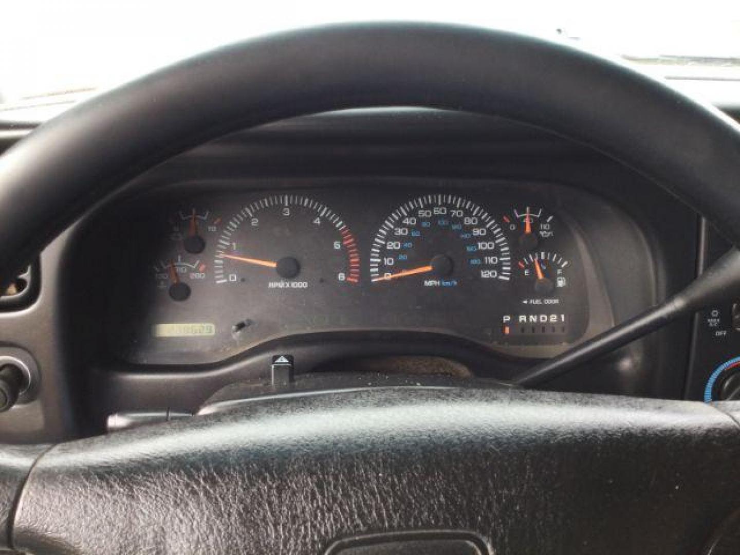 1997 RED /GRAY CLOTH Dodge Dakota Club Cab 4WD (1B7GG23Y5VS) with an 5.2L V8 OHV 16V engine, 4-Speed Automatic transmission, located at 1801 Main Street, Lewiston, 83501, (208) 743-9371, 46.417065, -117.004799 - Photo#13
